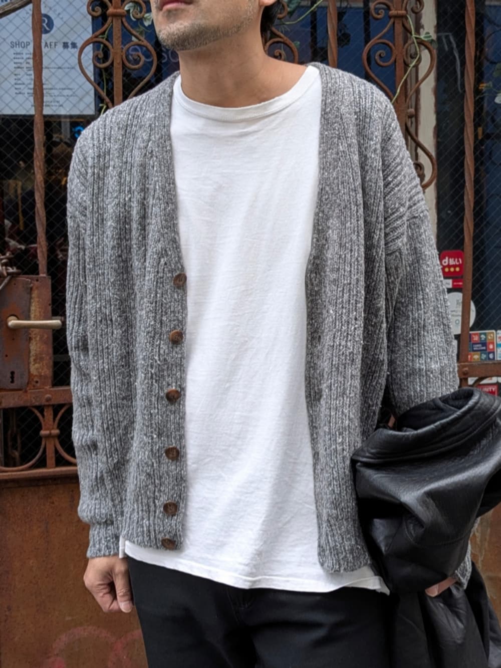 グレー系のカーディガン/ボレロを着用したメンズの秋コーディネートの4枚目の写真