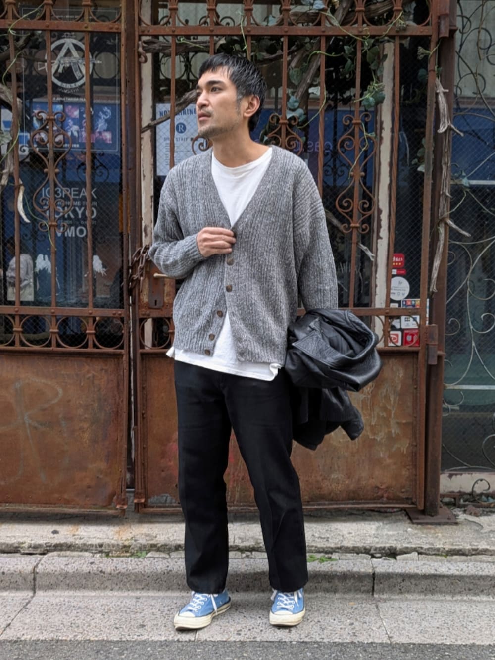 グレー系のカーディガン/ボレロを着用したメンズの秋コーディネートの3枚目の写真