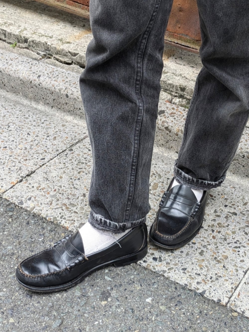 グレー系のパーカーを着用したメンズの秋コーディネートの5枚目の写真