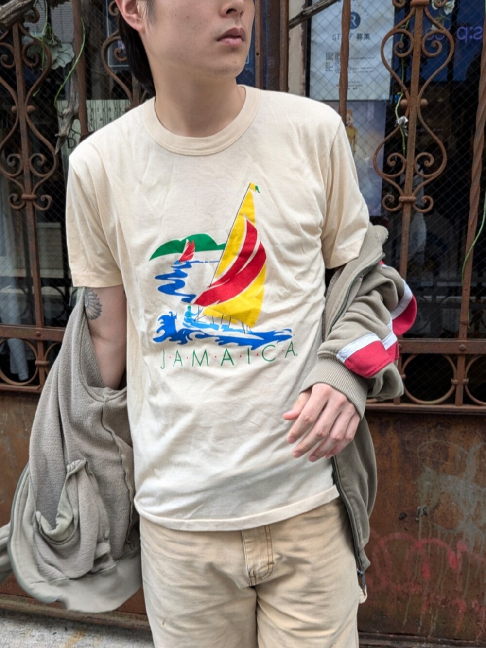 ベージュ系のTシャツ/カットソーを着用したメンズの秋コーディネートの3枚目の写真