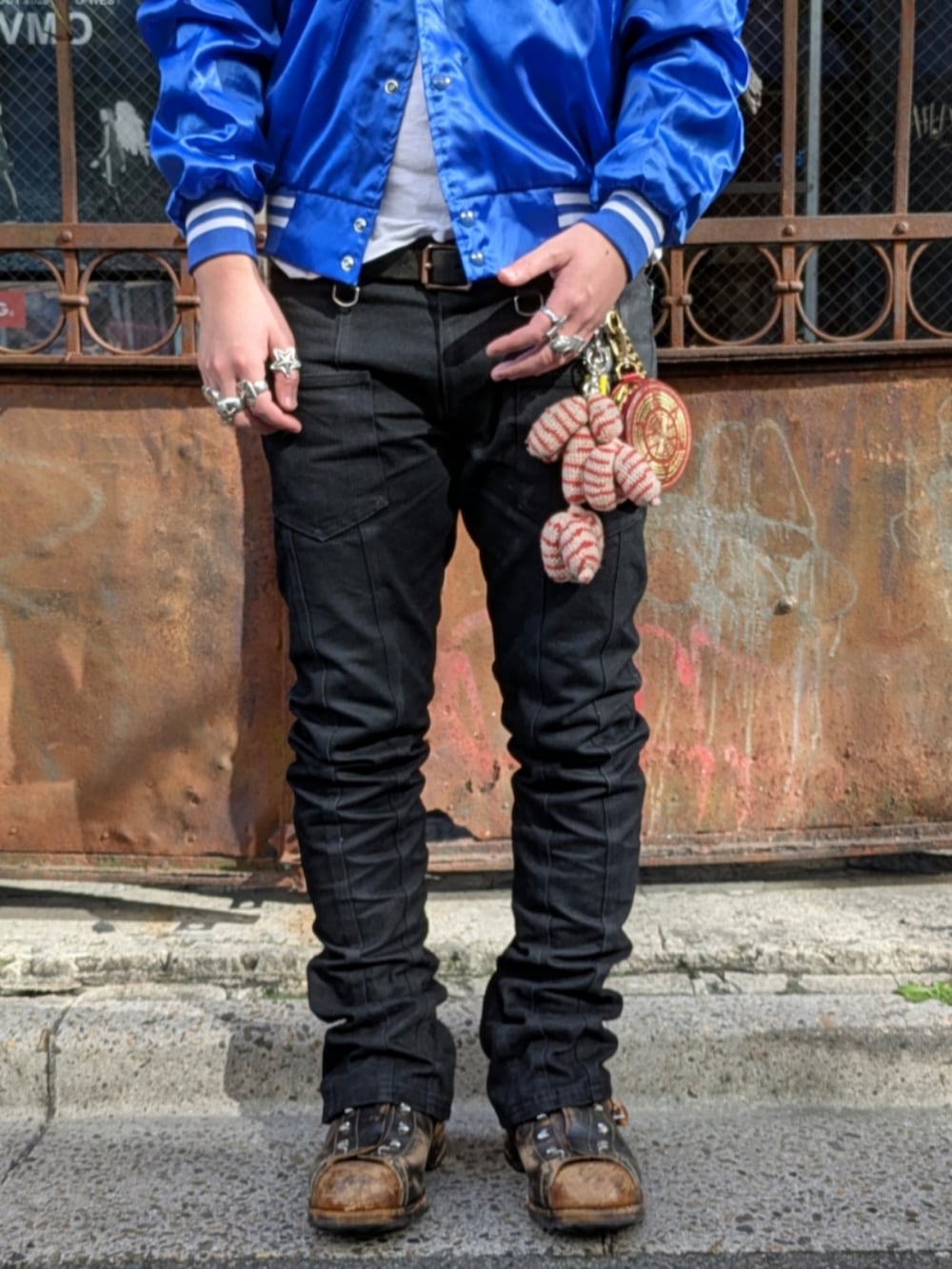 ブルー系のスタジャンを着用したメンズの秋コーディネートの3枚目の写真