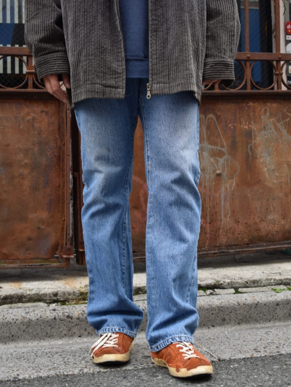ブルー系のデニムパンツを着用したメンズの秋コーディネートの2枚目の写真
