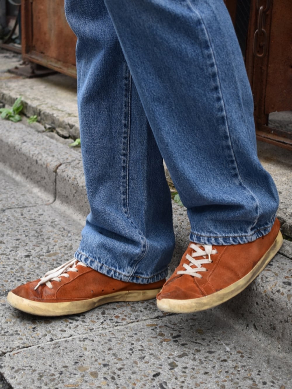 ブルー系のデニムパンツを着用したメンズの秋コーディネートの3枚目の写真