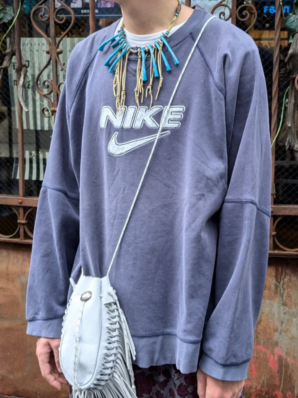 ブルー系のスウェットを着用したメンズの秋コーディネートの2枚目の写真