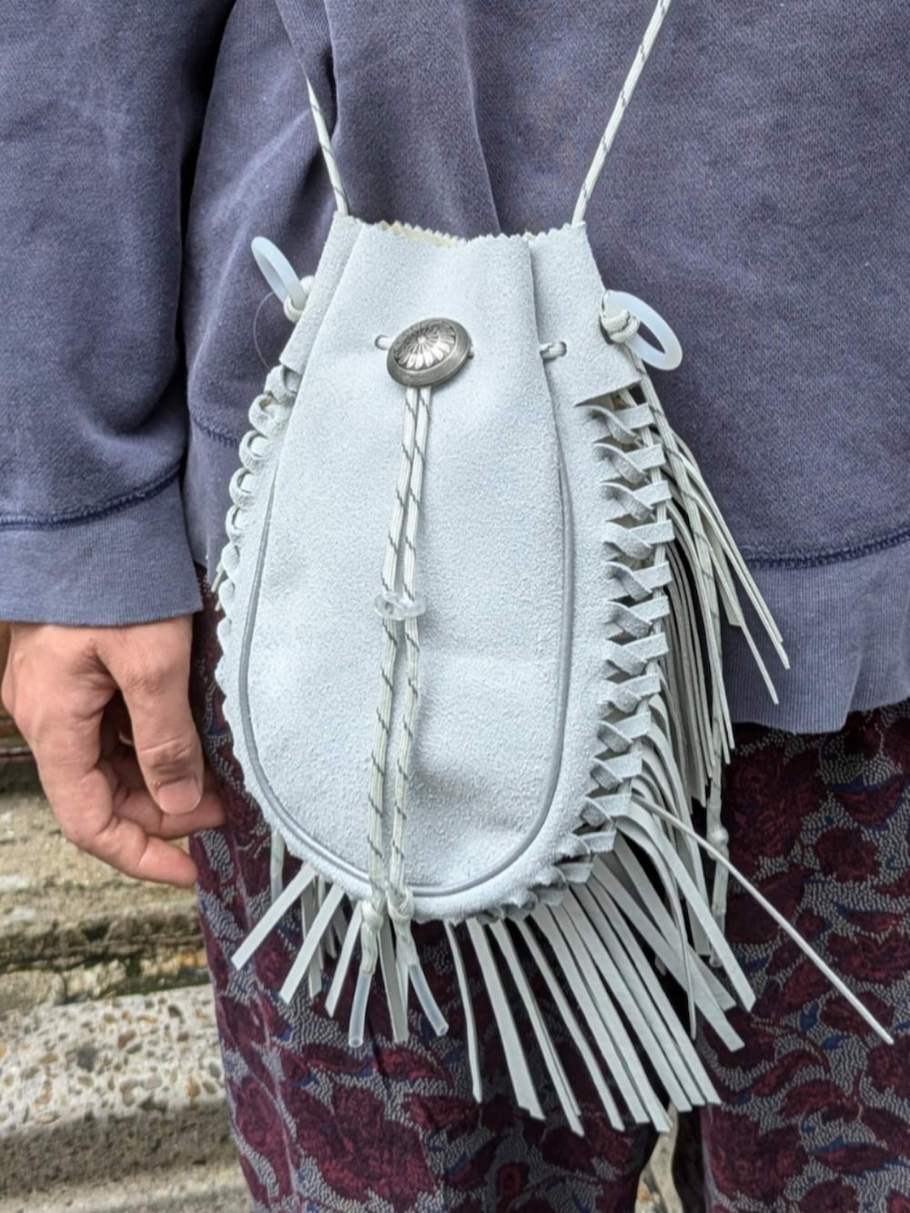 ブルー系のスウェットを着用したメンズの秋コーディネートの5枚目の写真