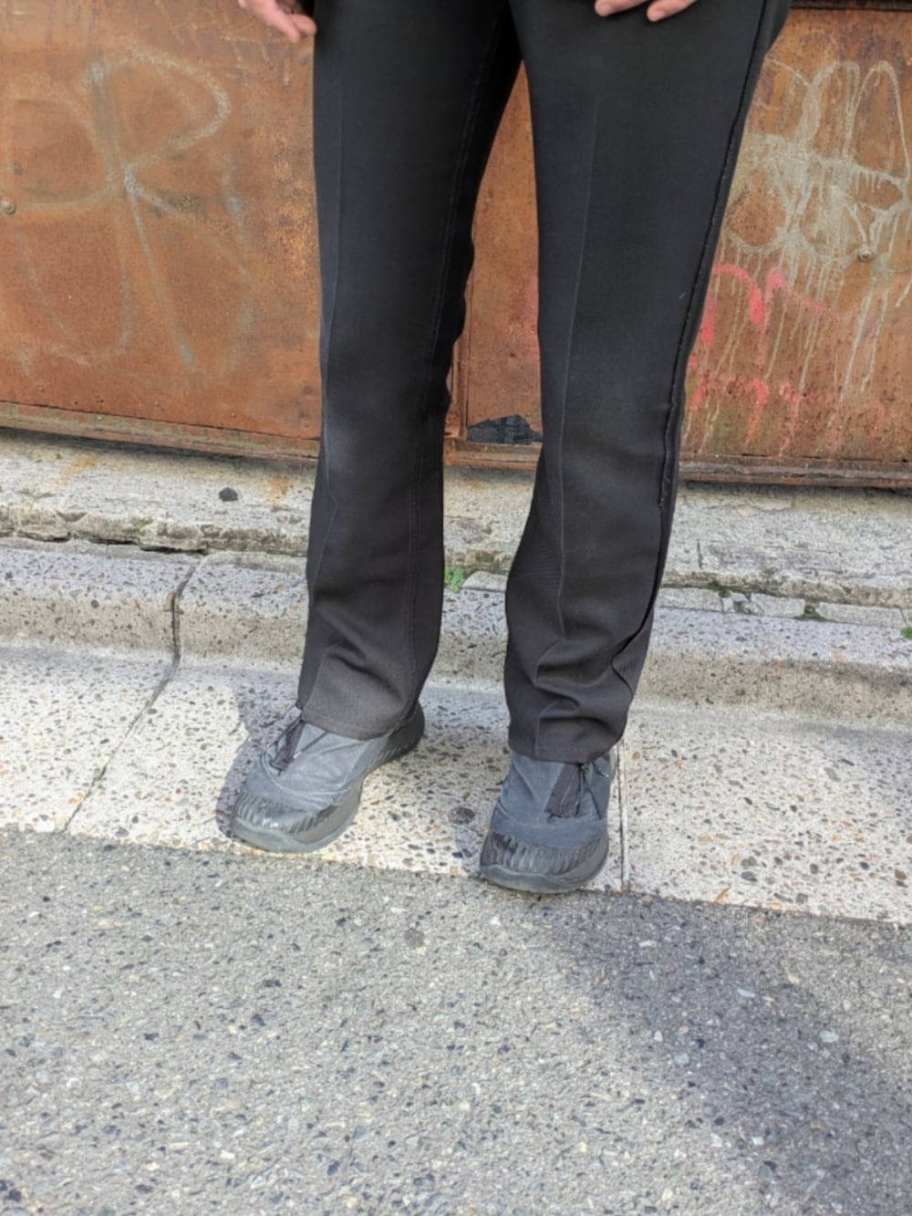 ブルー系のシャツ/ブラウスを着用したメンズの秋コーディネートの4枚目の写真