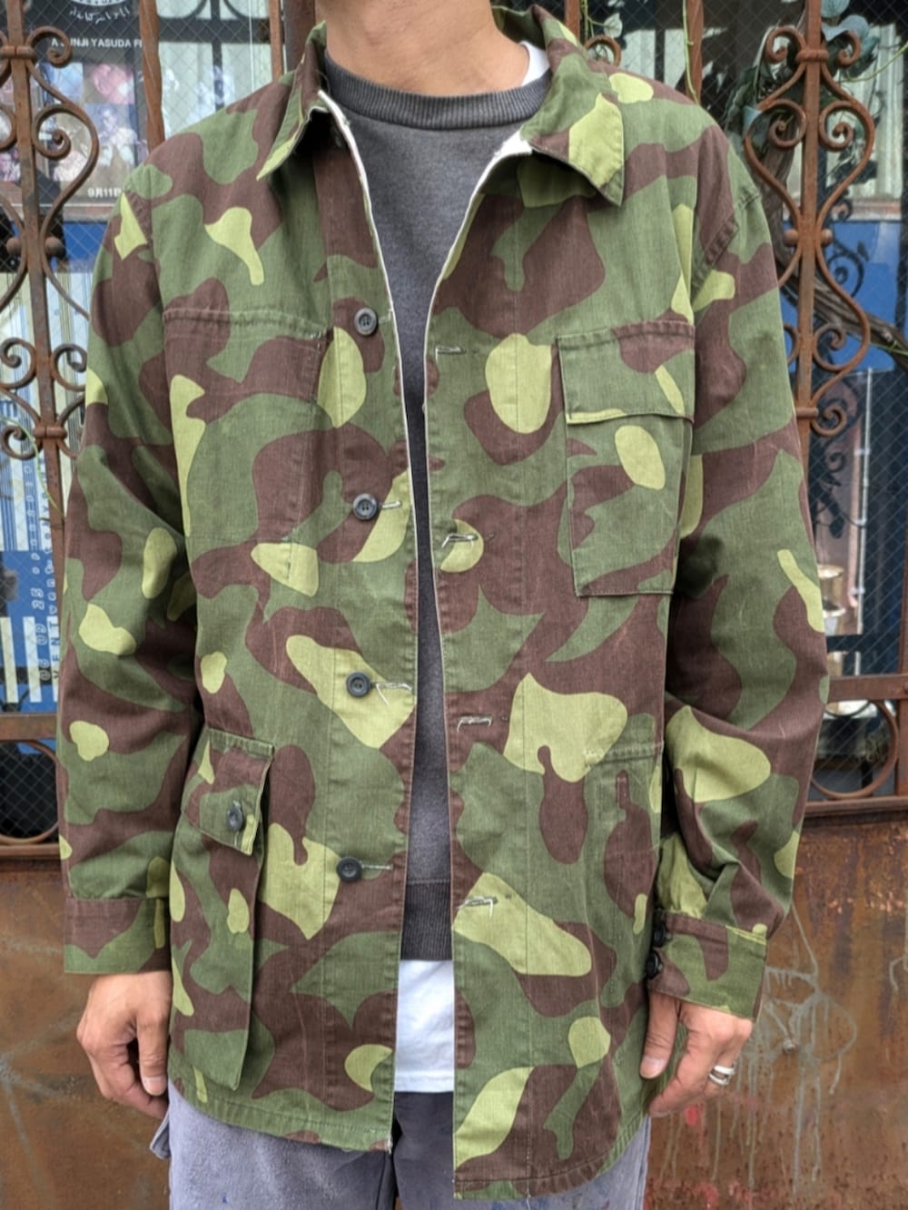 グレー系のスウェットを着用したメンズの秋コーディネートの4枚目の写真