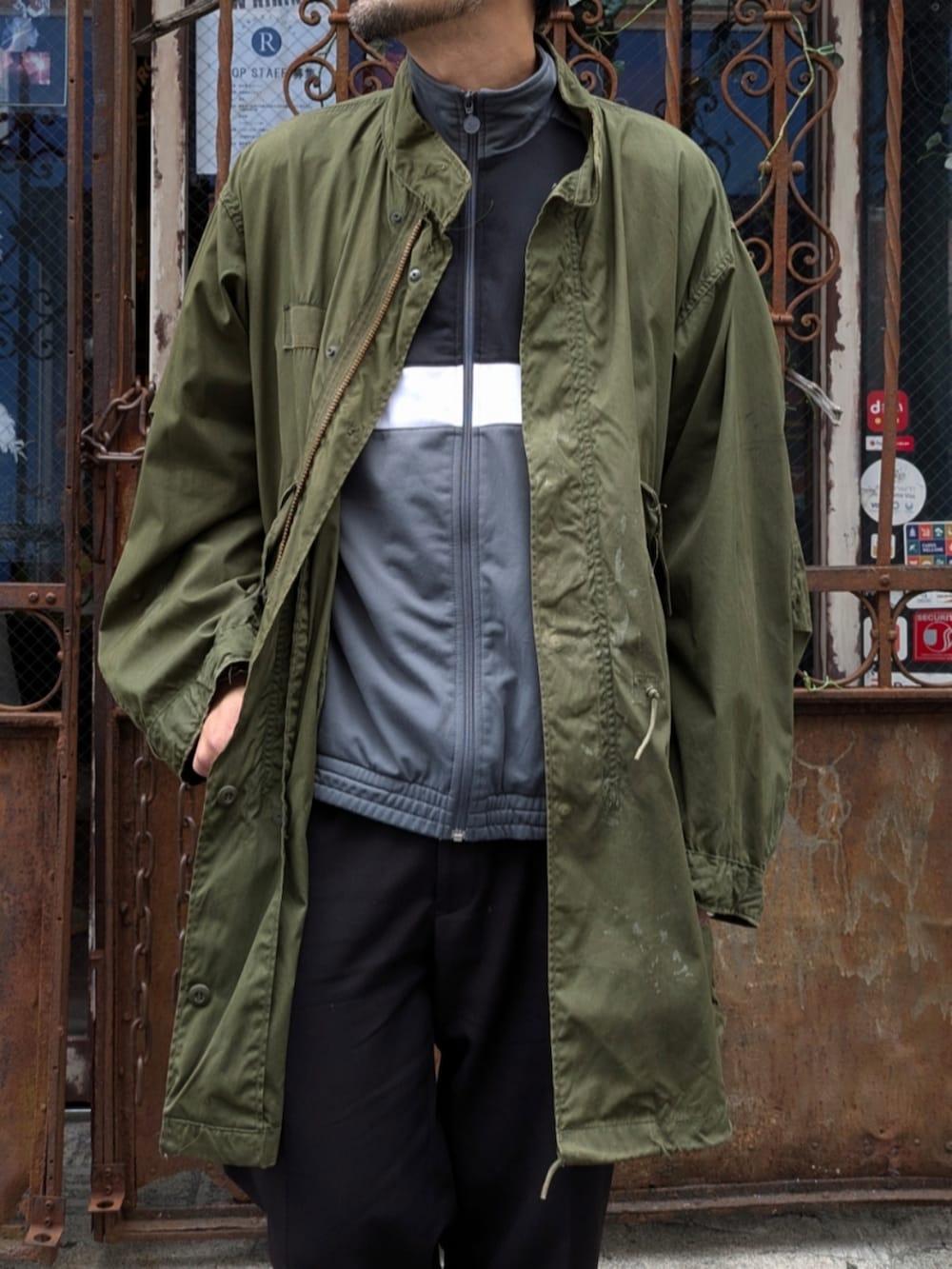 ブラック系のジャージを着用したメンズの秋コーディネートの4枚目の写真