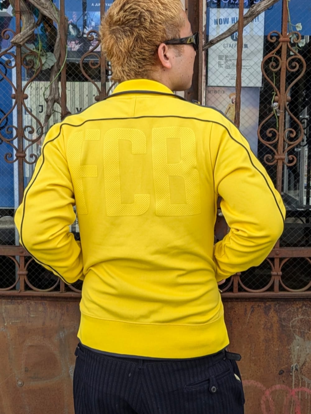 イエロー系のジャージを着用したメンズの秋コーディネートの3枚目の写真