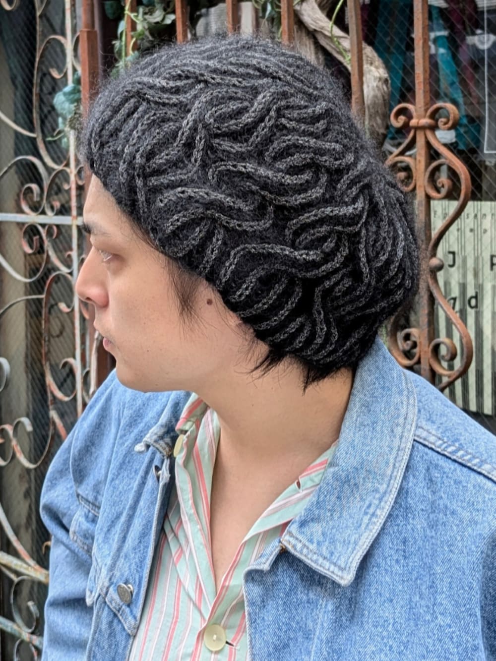 ブルー系のデニムジャケットを着用したメンズの秋コーディネートの4枚目の写真