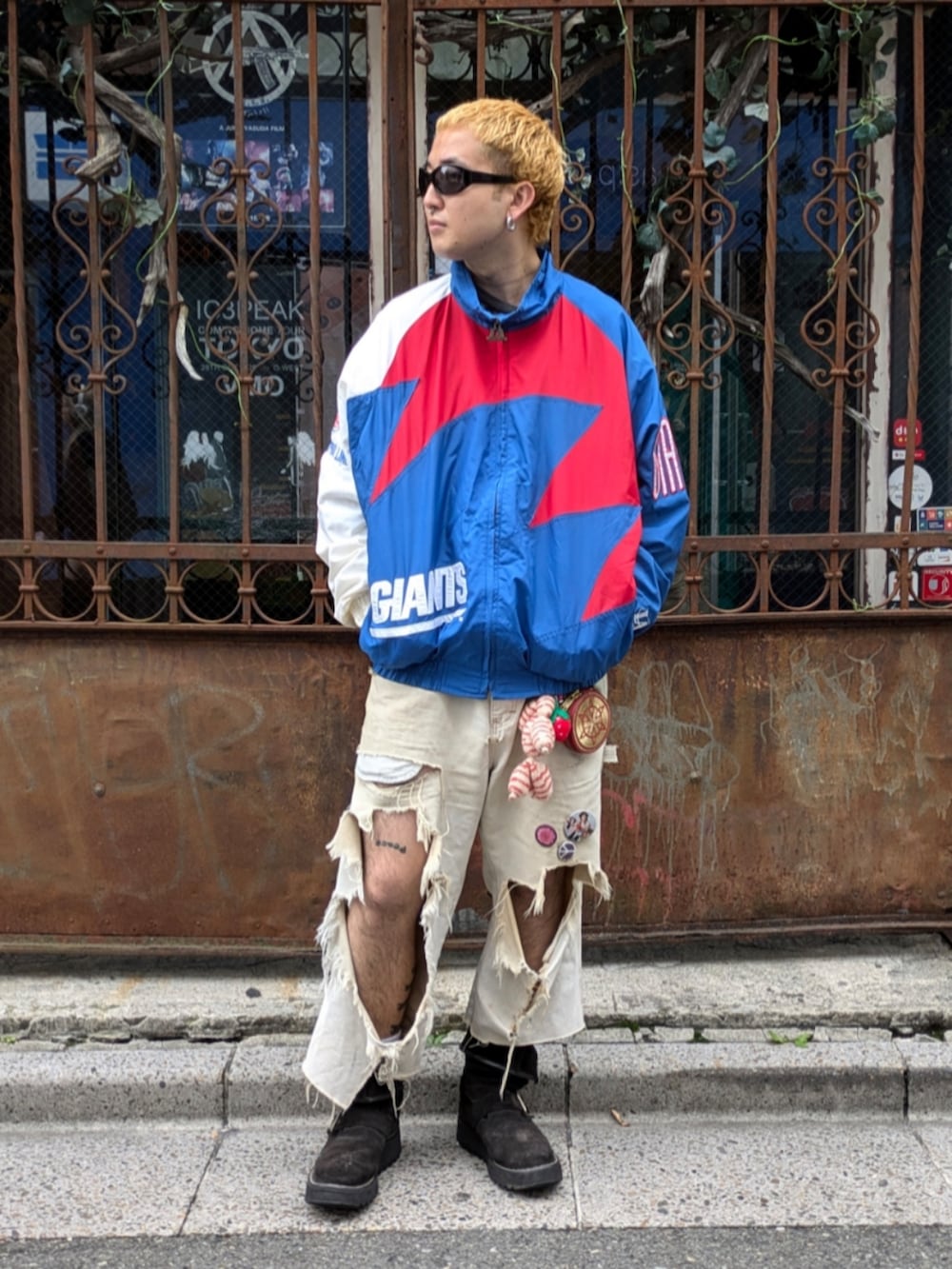 ブルー系のナイロンジャケットを着用したメンズの秋コーディネートの4枚目の写真