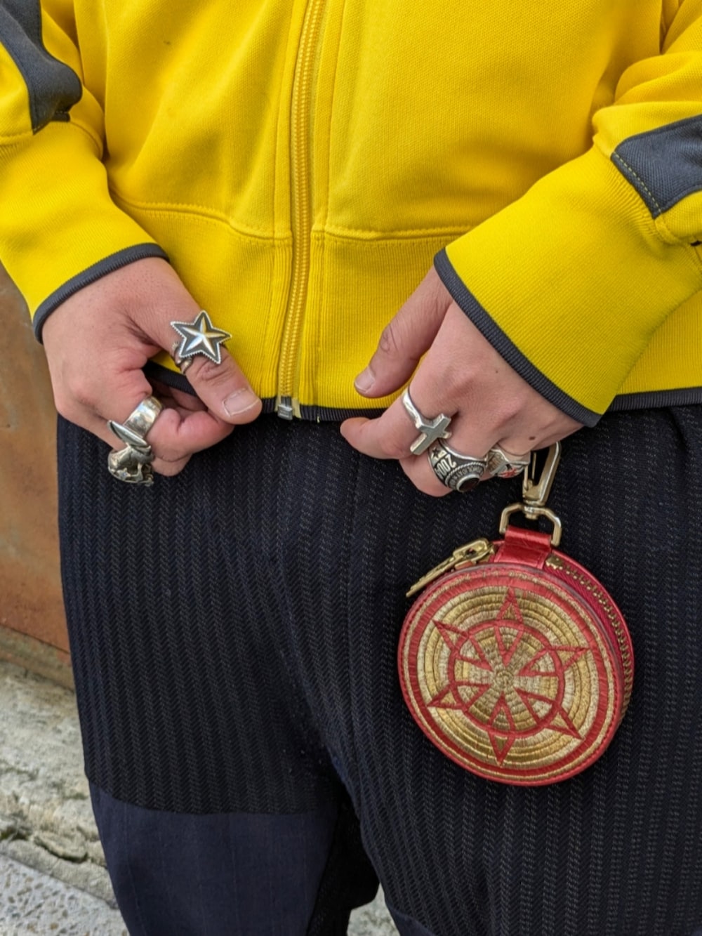 イエロー系のジャージを着用したメンズの秋コーディネートの4枚目の写真