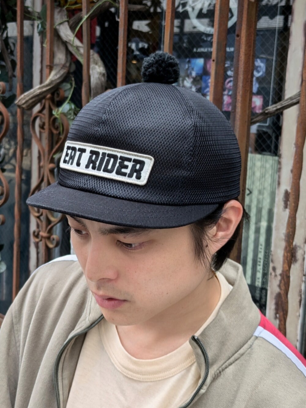 ベージュ系のTシャツ/カットソーを着用したメンズの秋コーディネートの4枚目の写真