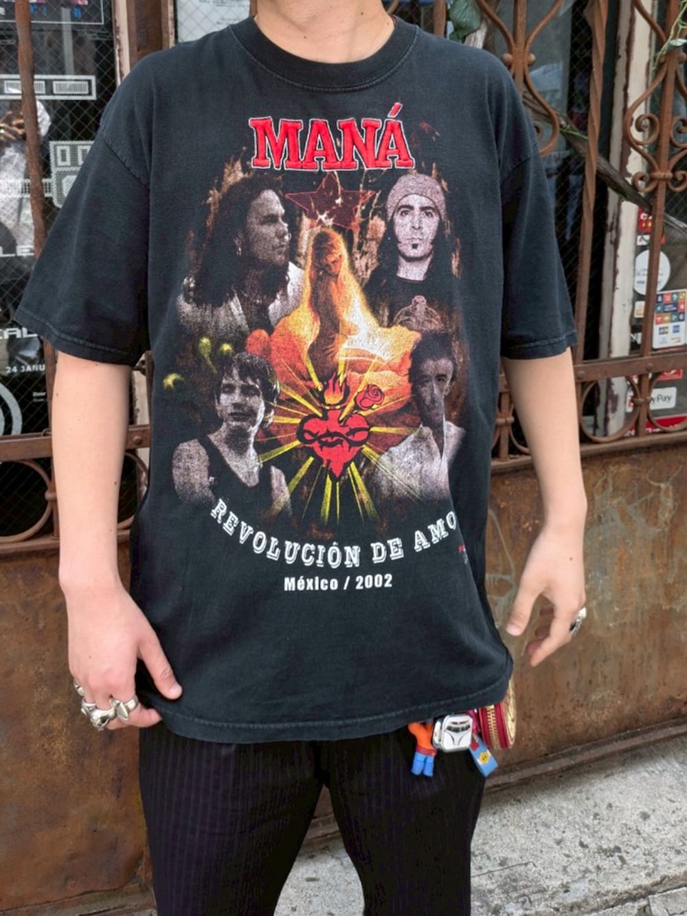 「古着、ブーツ、ストリート、バンドT、古着MIX、古着屋、古着コーデ、メンズファッション、ロックTシャツ、デニムハーフパンツ」｜「VINTAGEの【USED】Y2K Rock＆Death “MANA” バンド Tシャツ（Tシャツ/カットソー、ブラック系）」を使った、LABORATORY®さん（メンズ・175cm）の夏コーディネートの2枚目の写真
