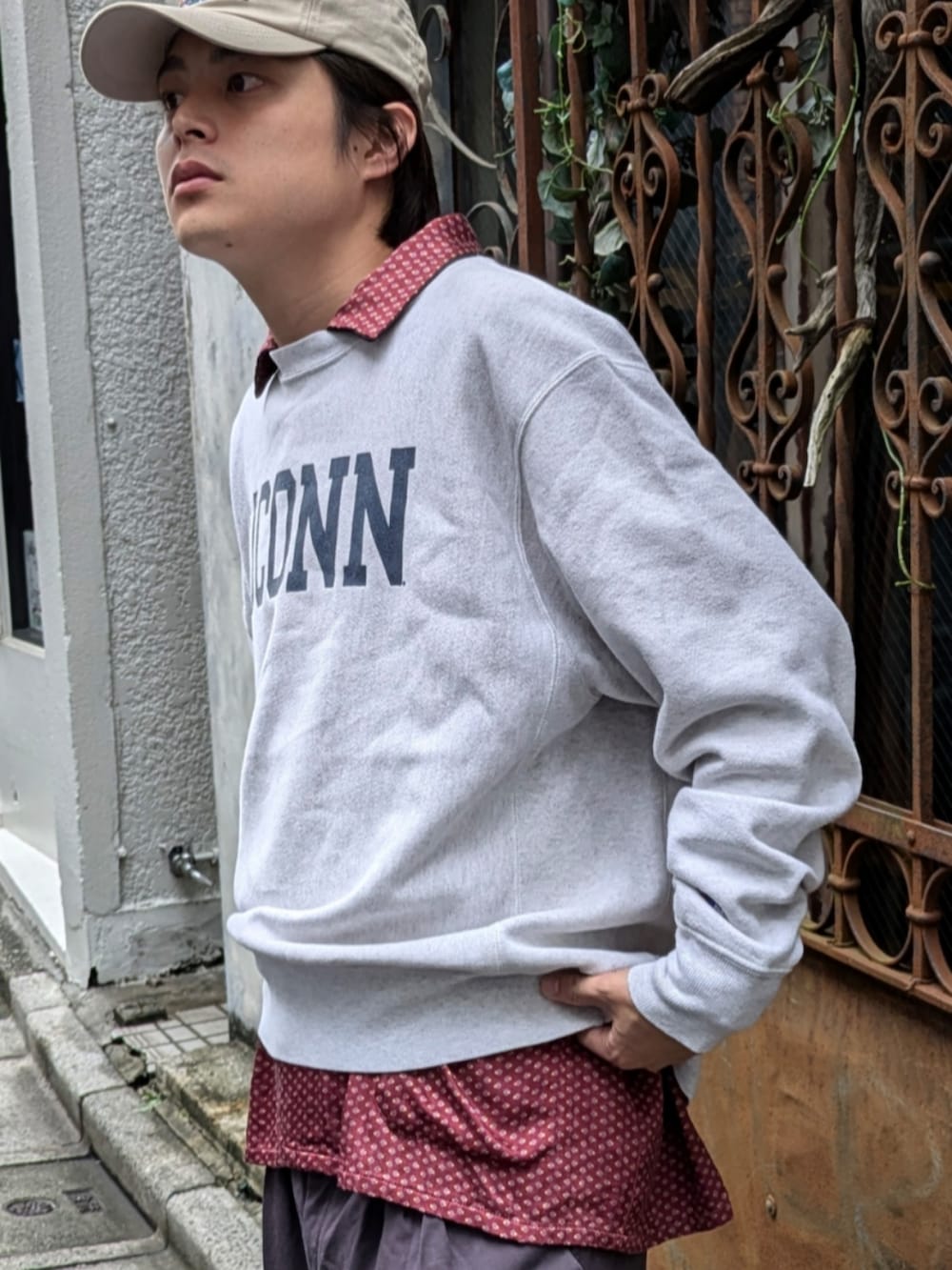 グレー系のスウェットを着用したメンズの秋コーディネートの3枚目の写真