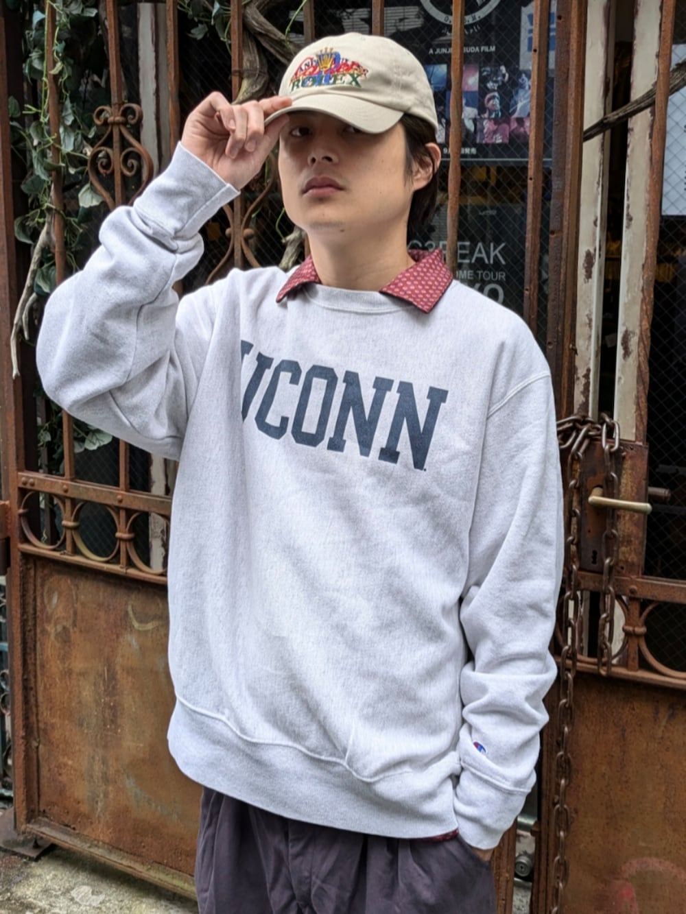 グレー系のスウェットを着用したメンズの秋コーディネートの2枚目の写真