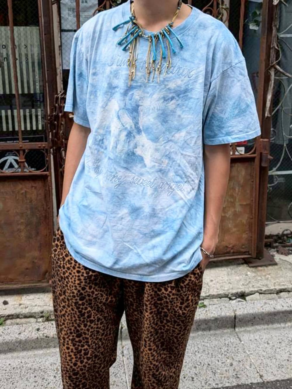 ブルー系のTシャツ/カットソーを着用したメンズの夏コーディネートの2枚目の写真