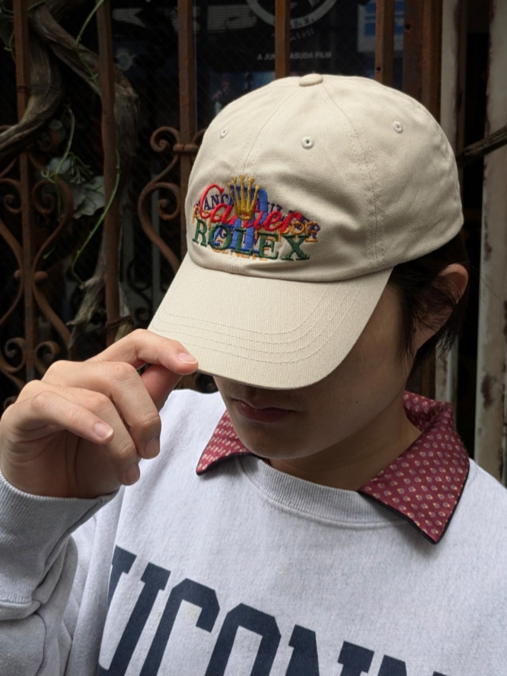 グレー系のスウェットを着用したメンズの秋コーディネートの5枚目の写真