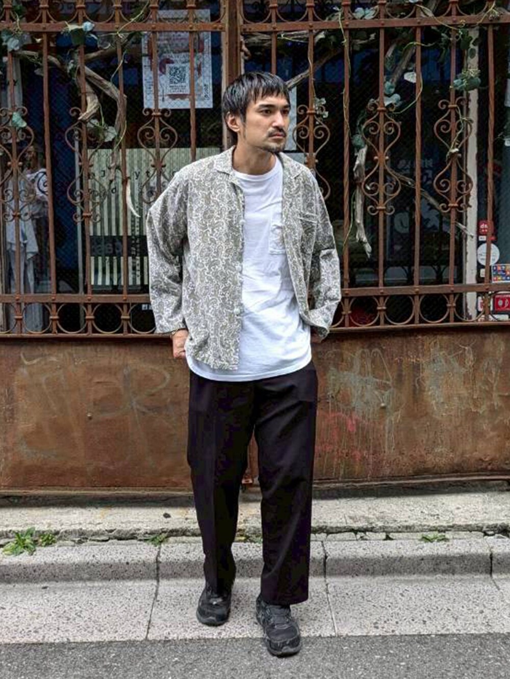 ホワイト系のTシャツ/カットソーを着用したメンズの夏コーディネートの2枚目の写真