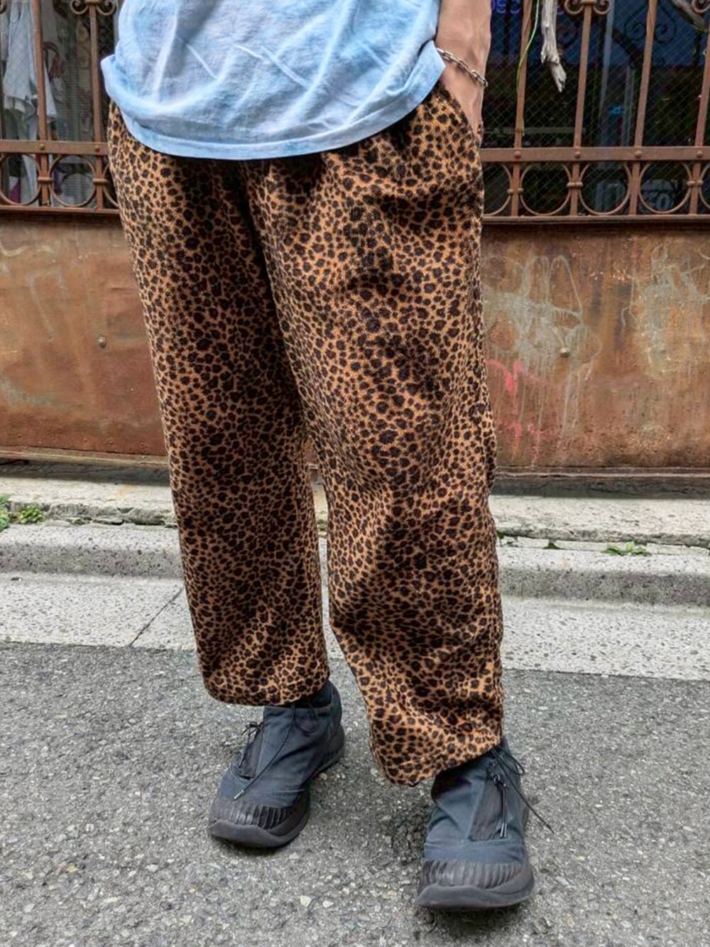 ブルー系のTシャツ/カットソーを着用したメンズの夏コーディネートの3枚目の写真