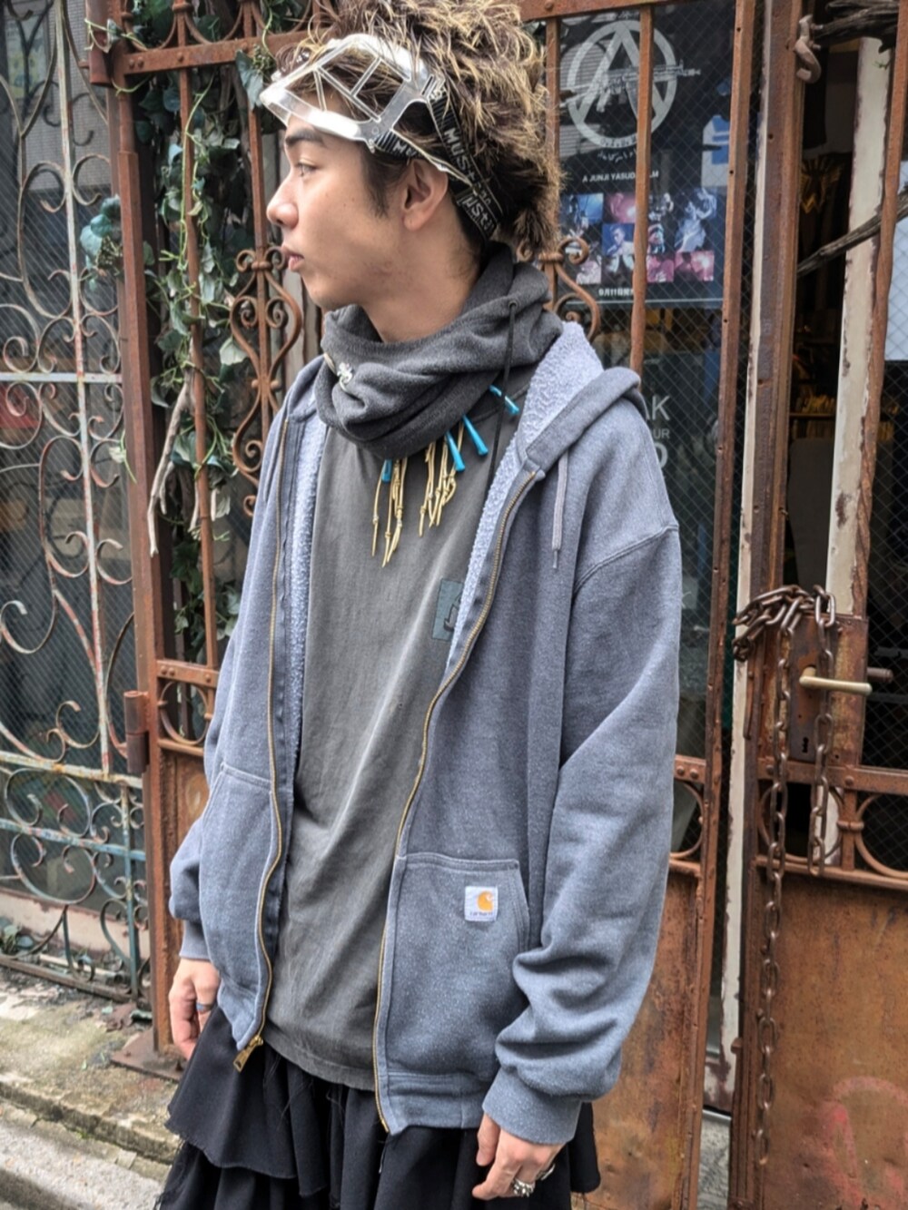 グレー系のパーカーを着用したメンズの秋コーディネートの2枚目の写真