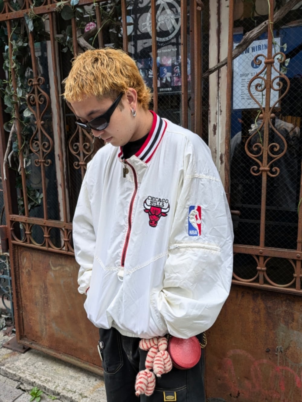 ホワイト系のナイロンジャケットを着用したメンズの秋コーディネートの2枚目の写真