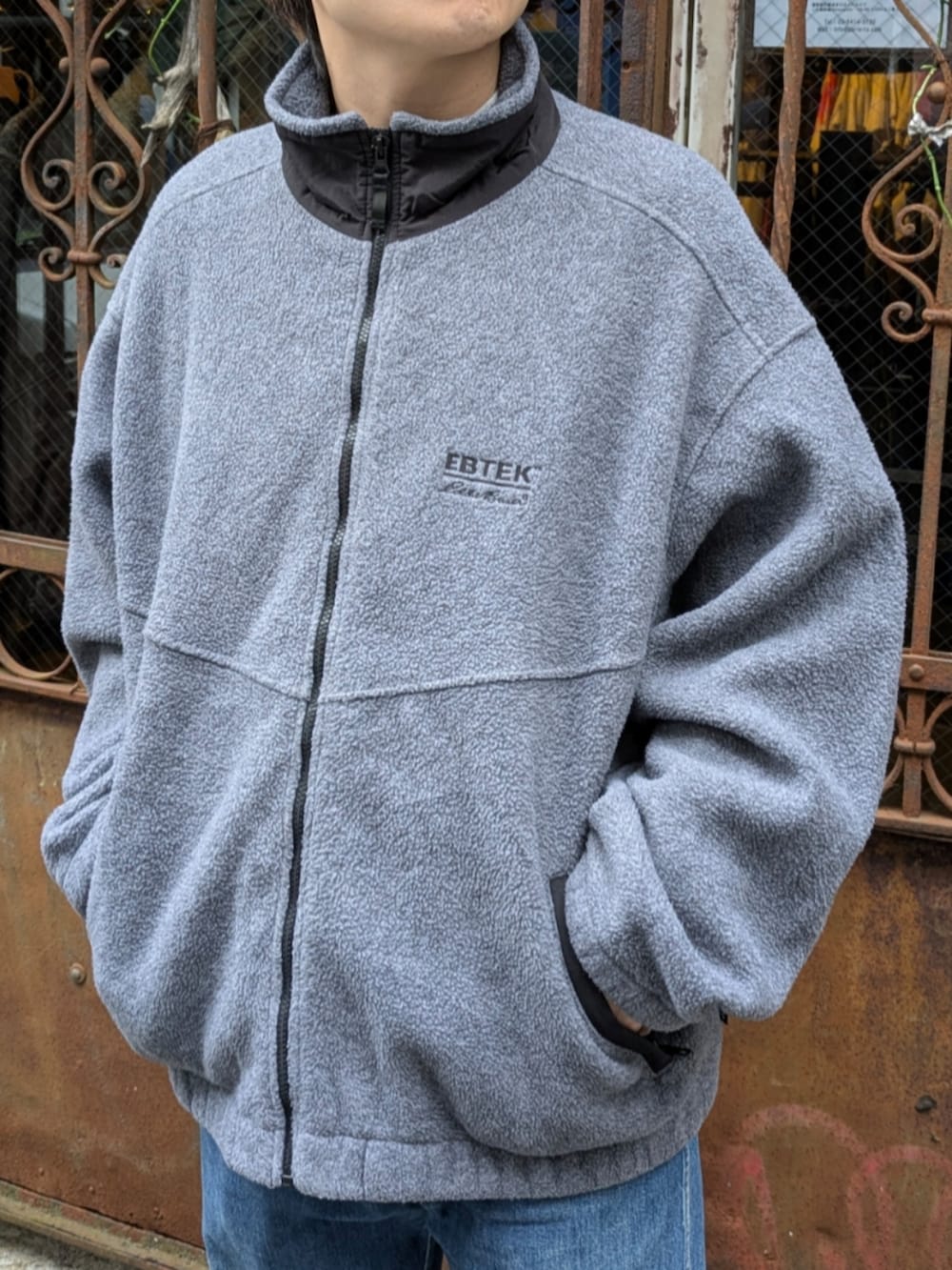 グレー系のブルゾンを着用したメンズの秋コーディネートの2枚目の写真