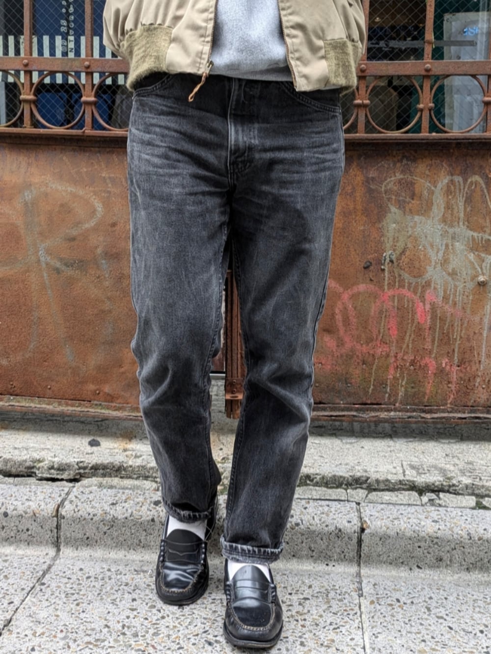 グレー系のパーカーを着用したメンズの秋コーディネートの4枚目の写真