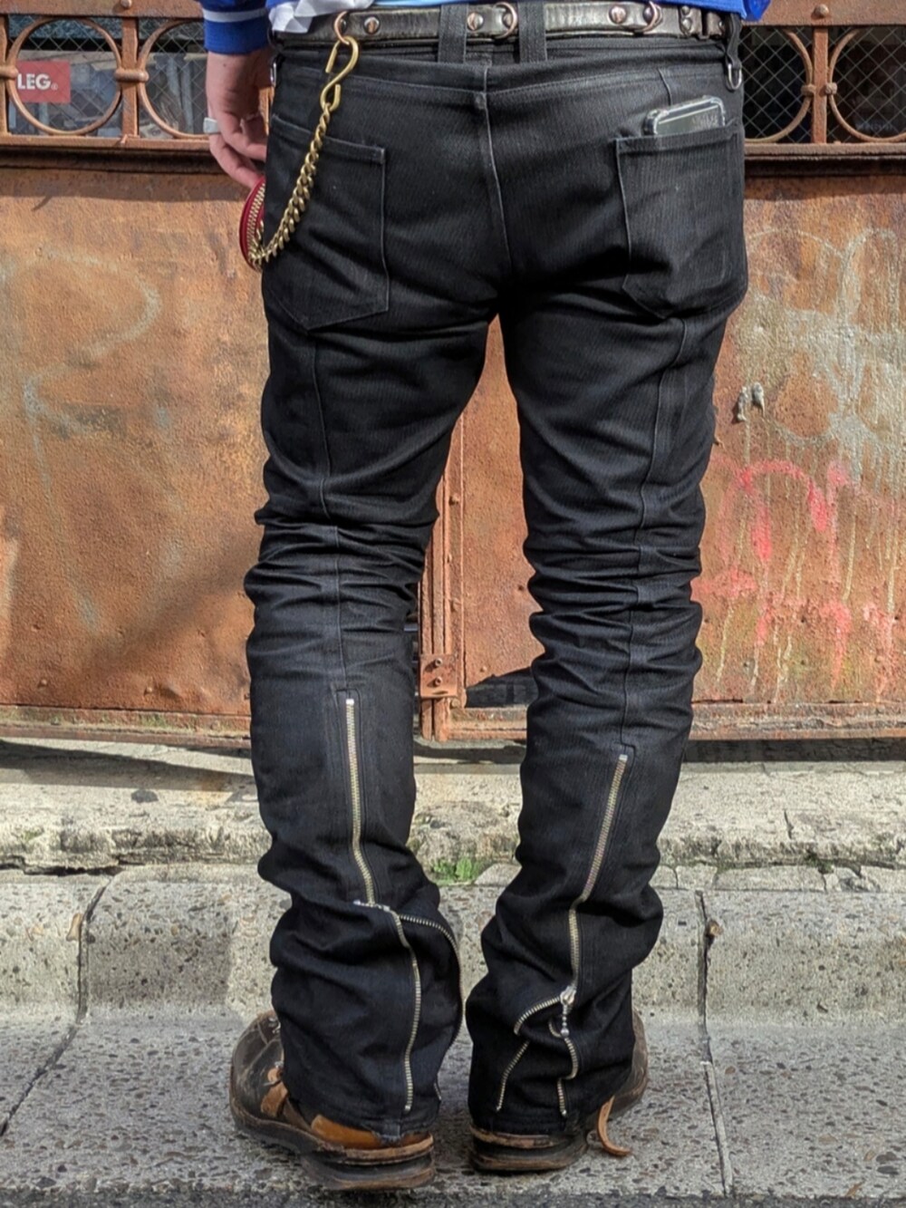 ブルー系のスタジャンを着用したメンズの秋コーディネートの4枚目の写真