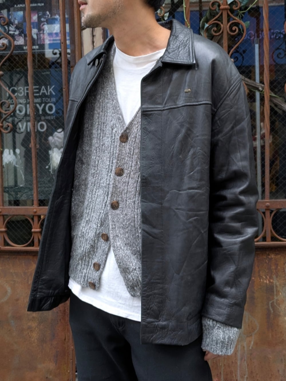 グレー系のカーディガン/ボレロを着用したメンズの秋コーディネートの2枚目の写真