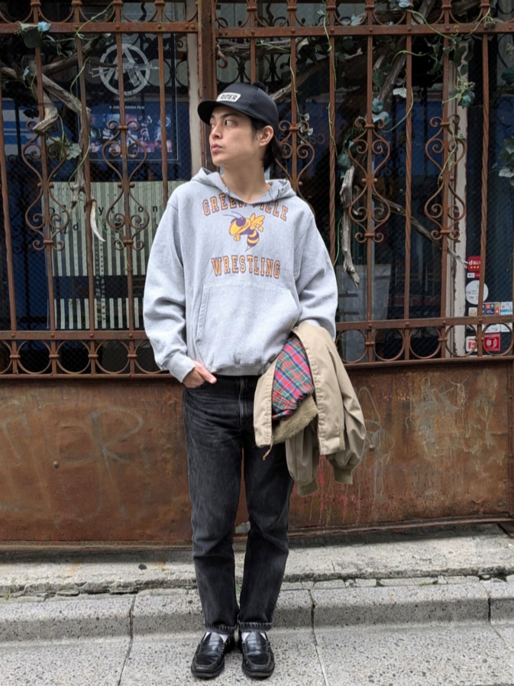 グレー系のパーカーを着用したメンズの秋コーディネートの2枚目の写真
