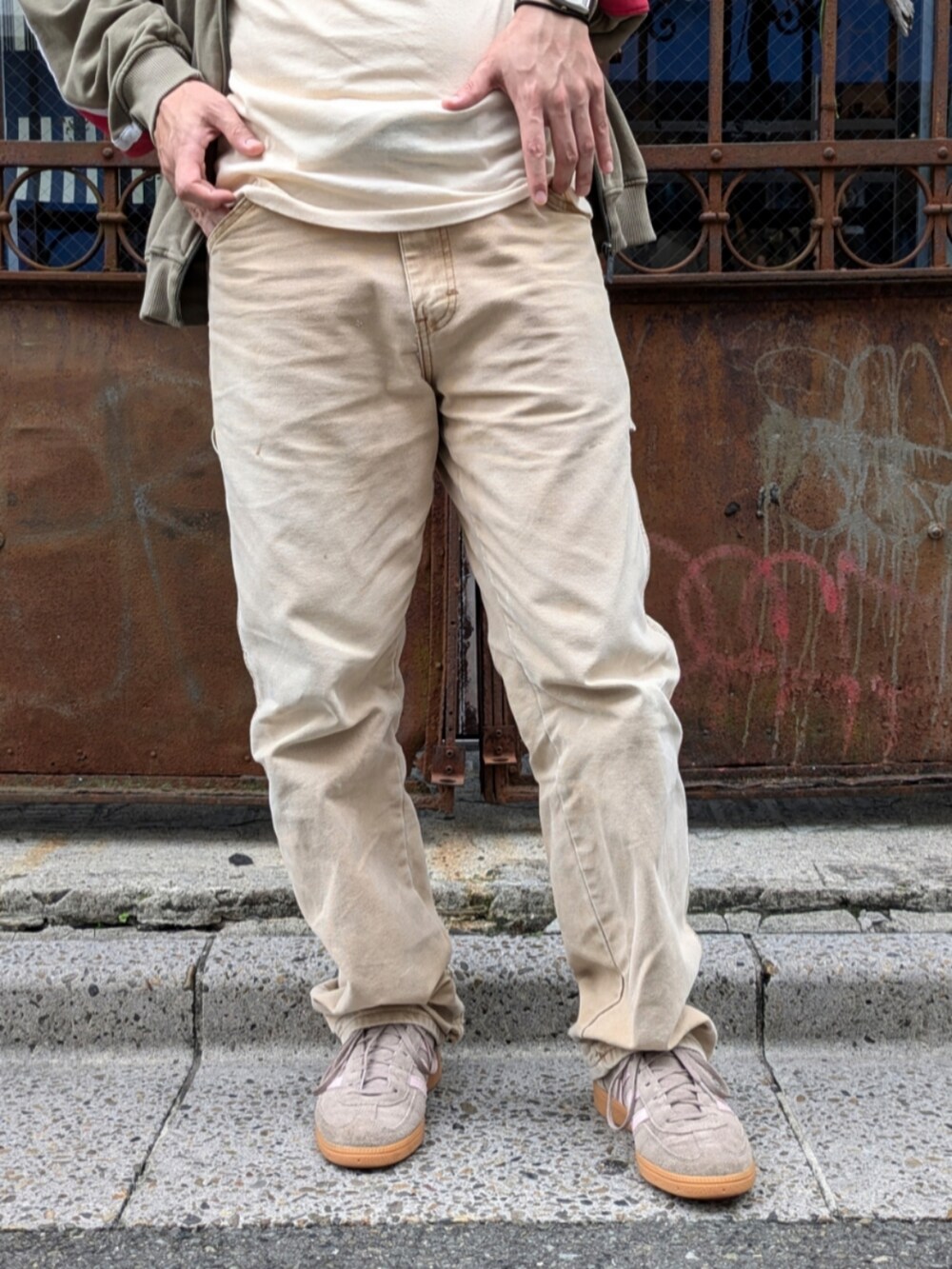 ベージュ系のTシャツ/カットソーを着用したメンズの秋コーディネートの5枚目の写真