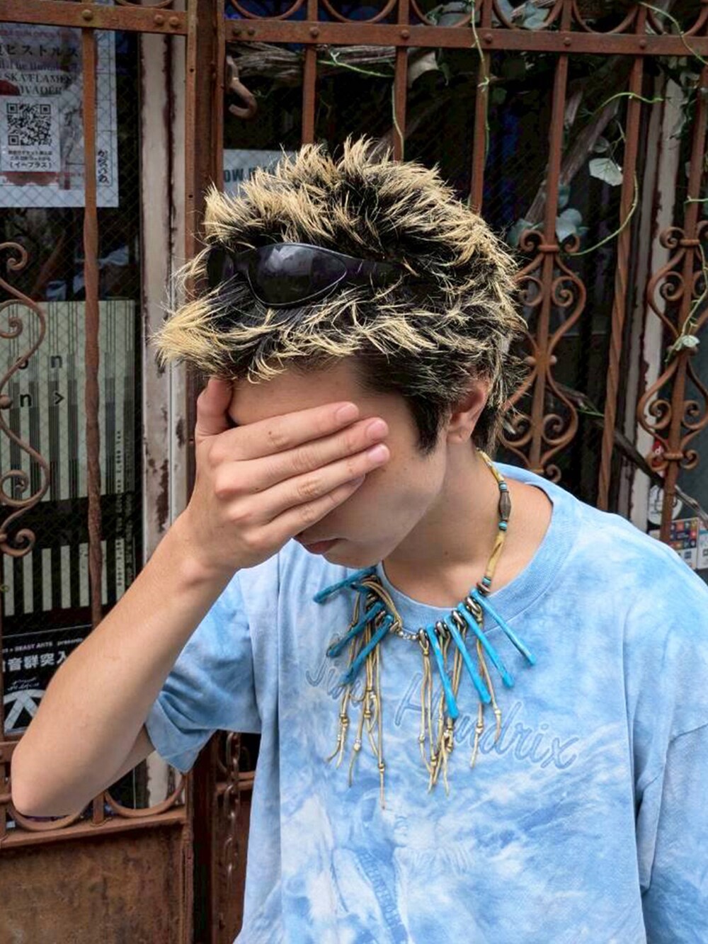 ブルー系のTシャツ/カットソーを着用したメンズの夏コーディネートの4枚目の写真