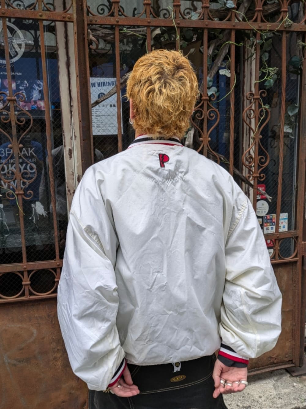 ホワイト系のナイロンジャケットを着用したメンズの秋コーディネートの3枚目の写真