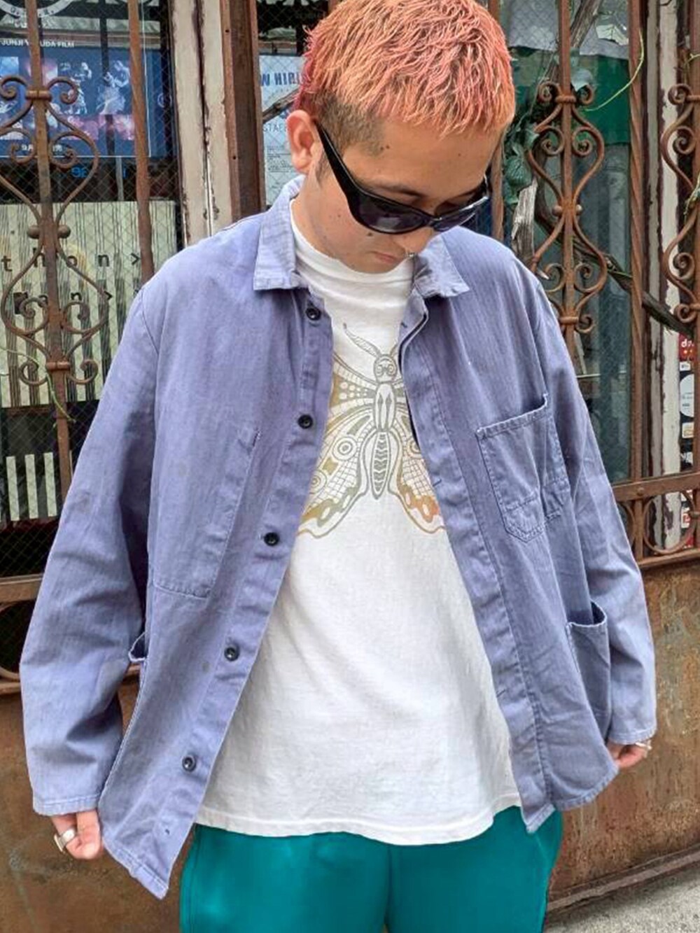 グリーン系のスウェットパンツを着用したメンズの秋コーディネートの2枚目の写真