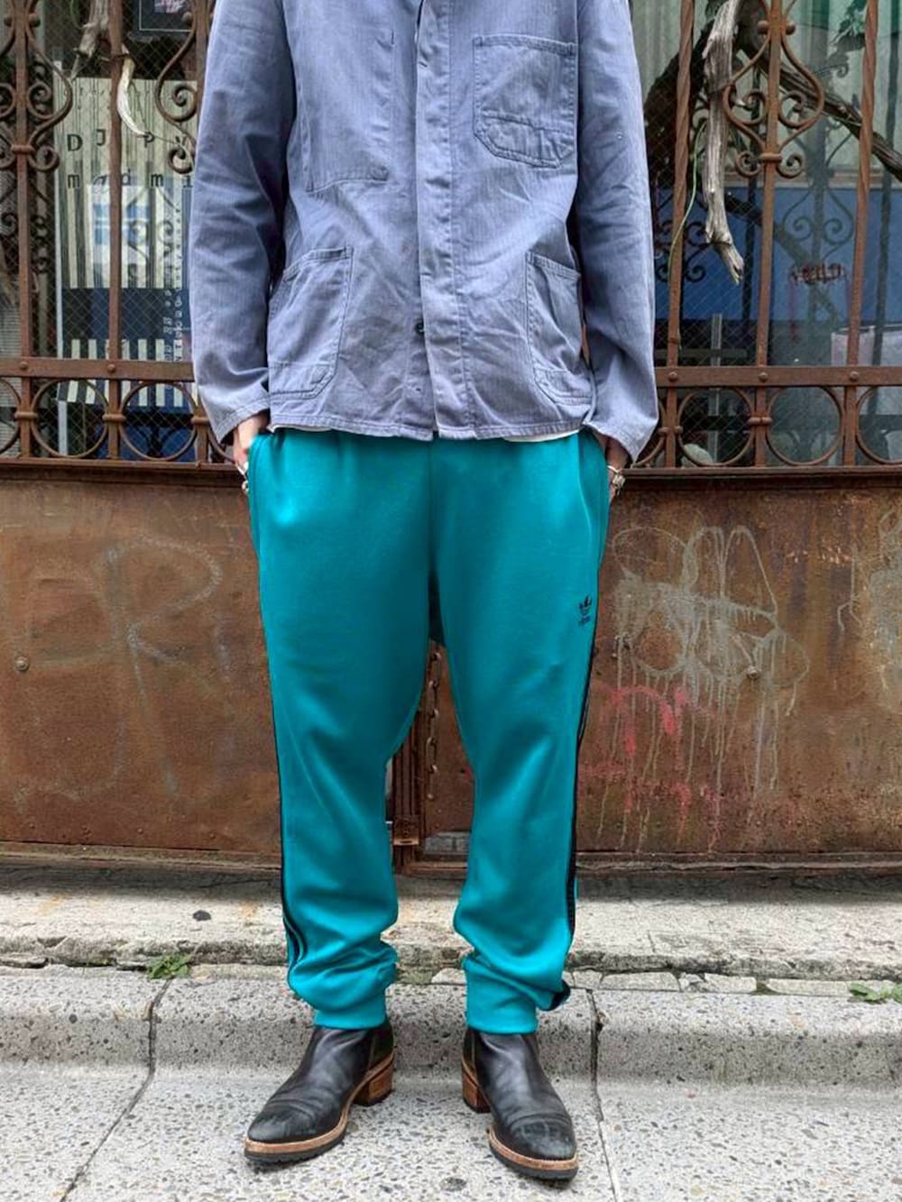 グリーン系のスウェットパンツを着用したメンズの秋コーディネートの3枚目の写真