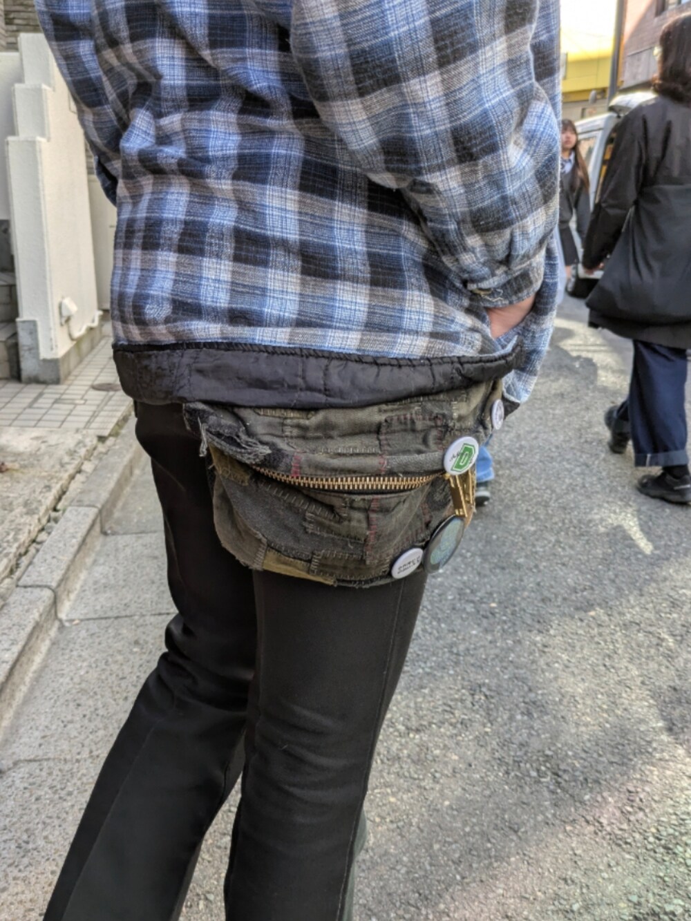 ブルー系のシャツ/ブラウスを着用したメンズの秋コーディネートの5枚目の写真