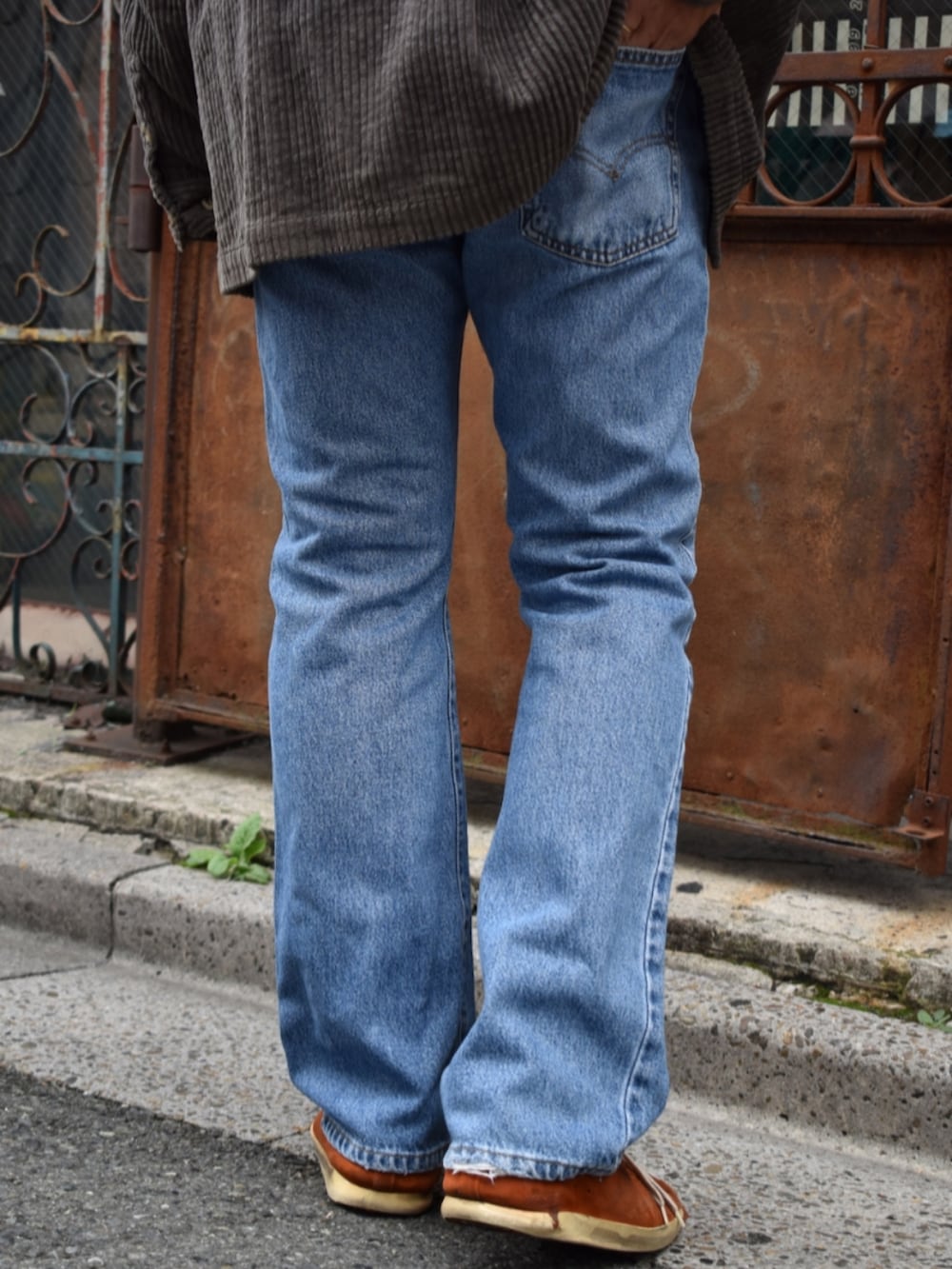 ブルー系のデニムパンツを着用したメンズの秋コーディネートの4枚目の写真