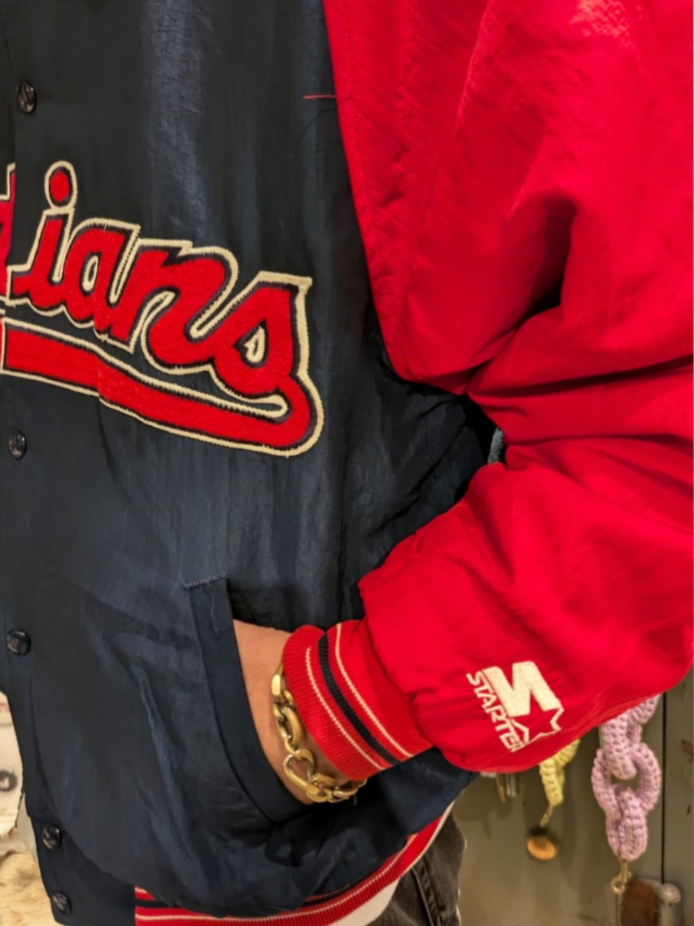 ブルー系のスタジャンを着用したメンズの秋コーディネートの4枚目の写真