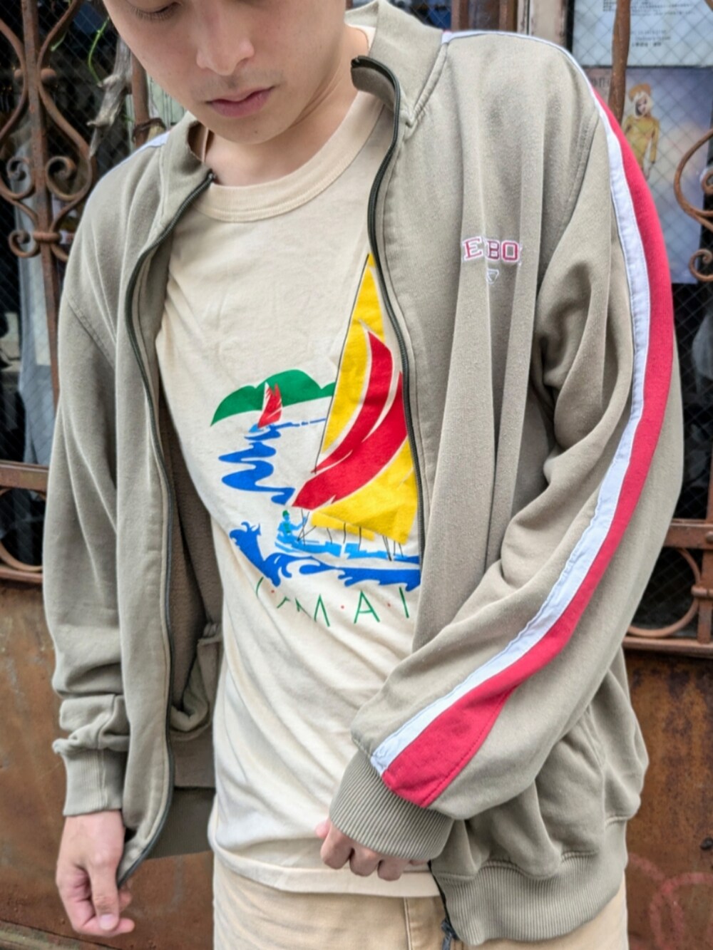 ベージュ系のTシャツ/カットソーを着用したメンズの秋コーディネートの2枚目の写真