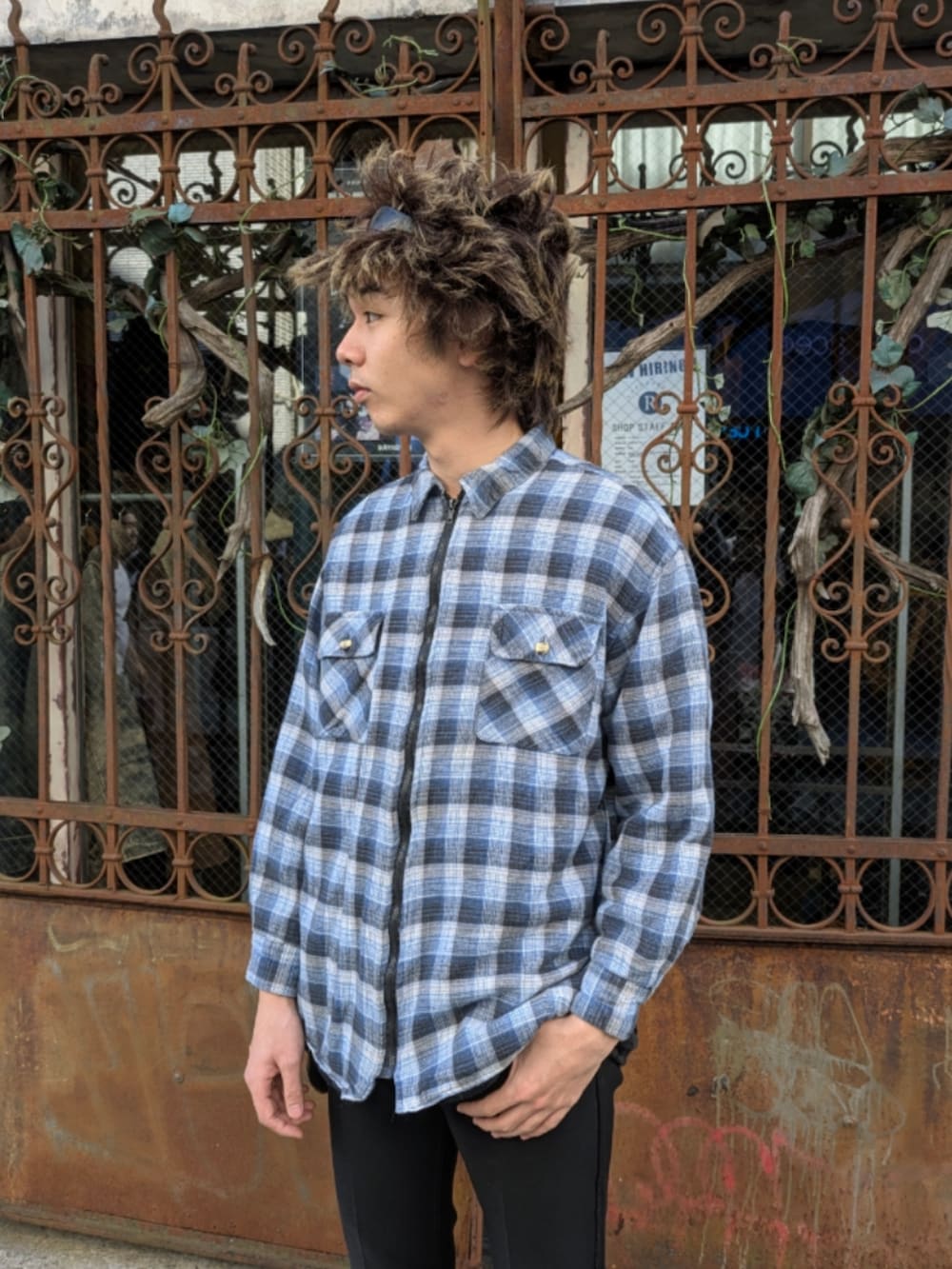 ブルー系のシャツ/ブラウスを着用したメンズの秋コーディネートの2枚目の写真