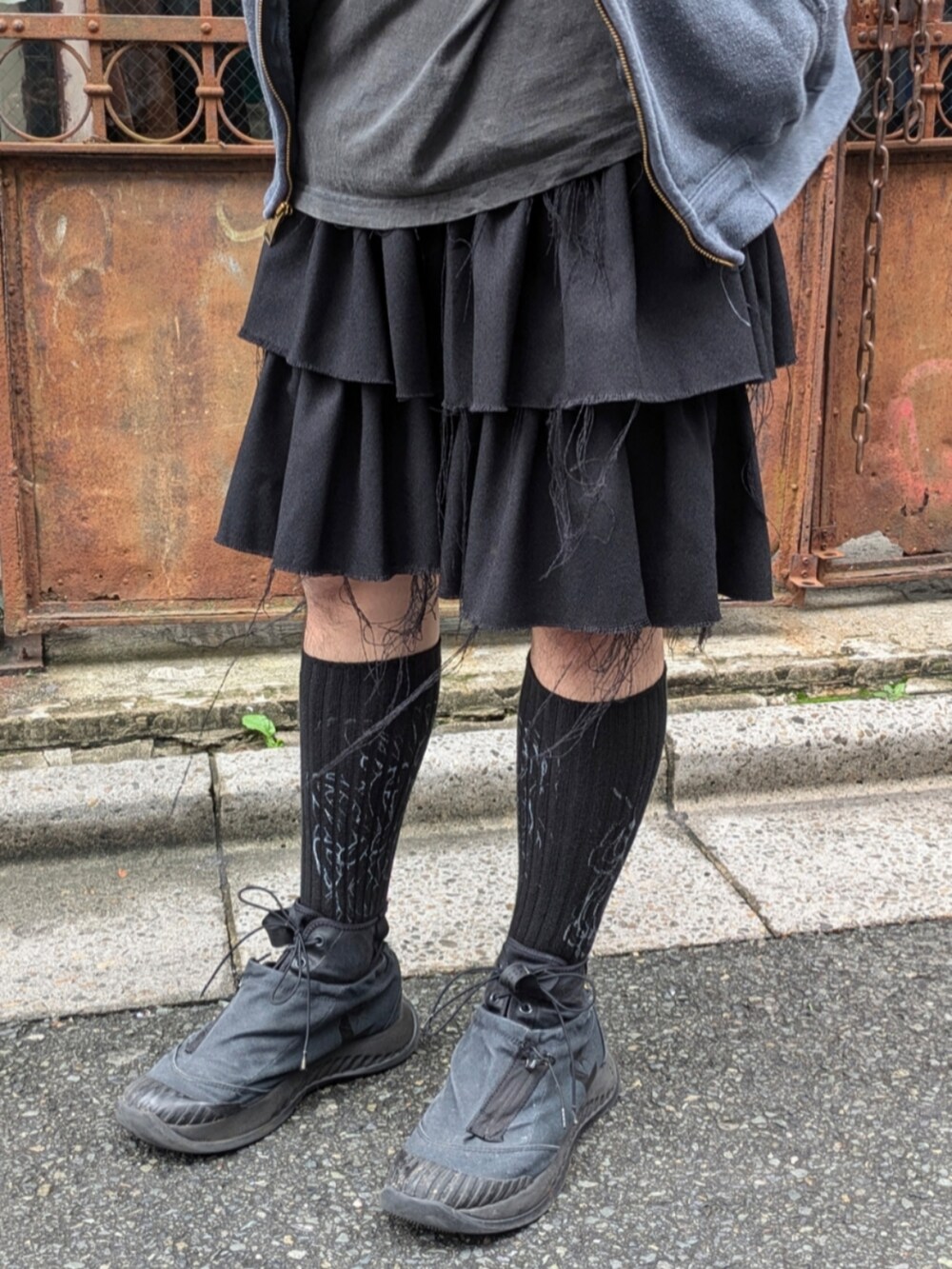 グレー系のパーカーを着用したメンズの秋コーディネートの4枚目の写真