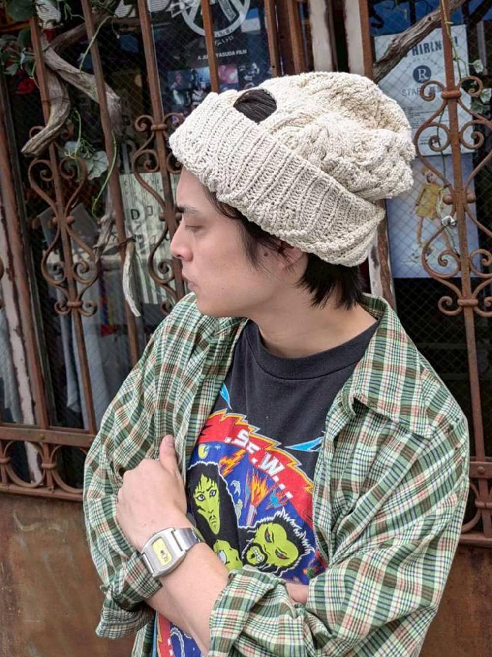 ブルー系のスラックスを着用したメンズの秋コーディネートの3枚目の写真