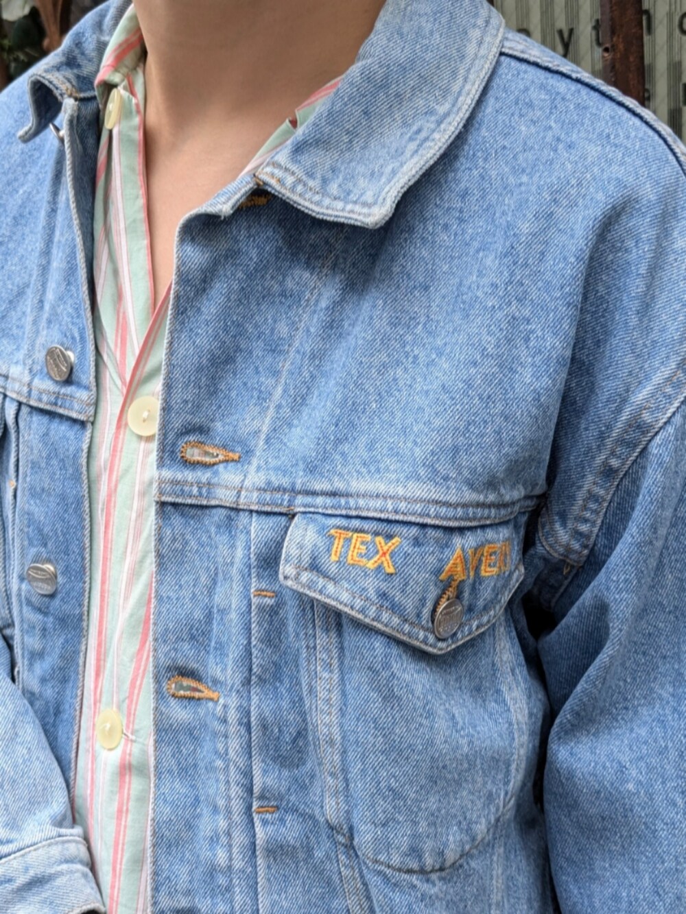 ブルー系のデニムジャケットを着用したメンズの秋コーディネートの3枚目の写真