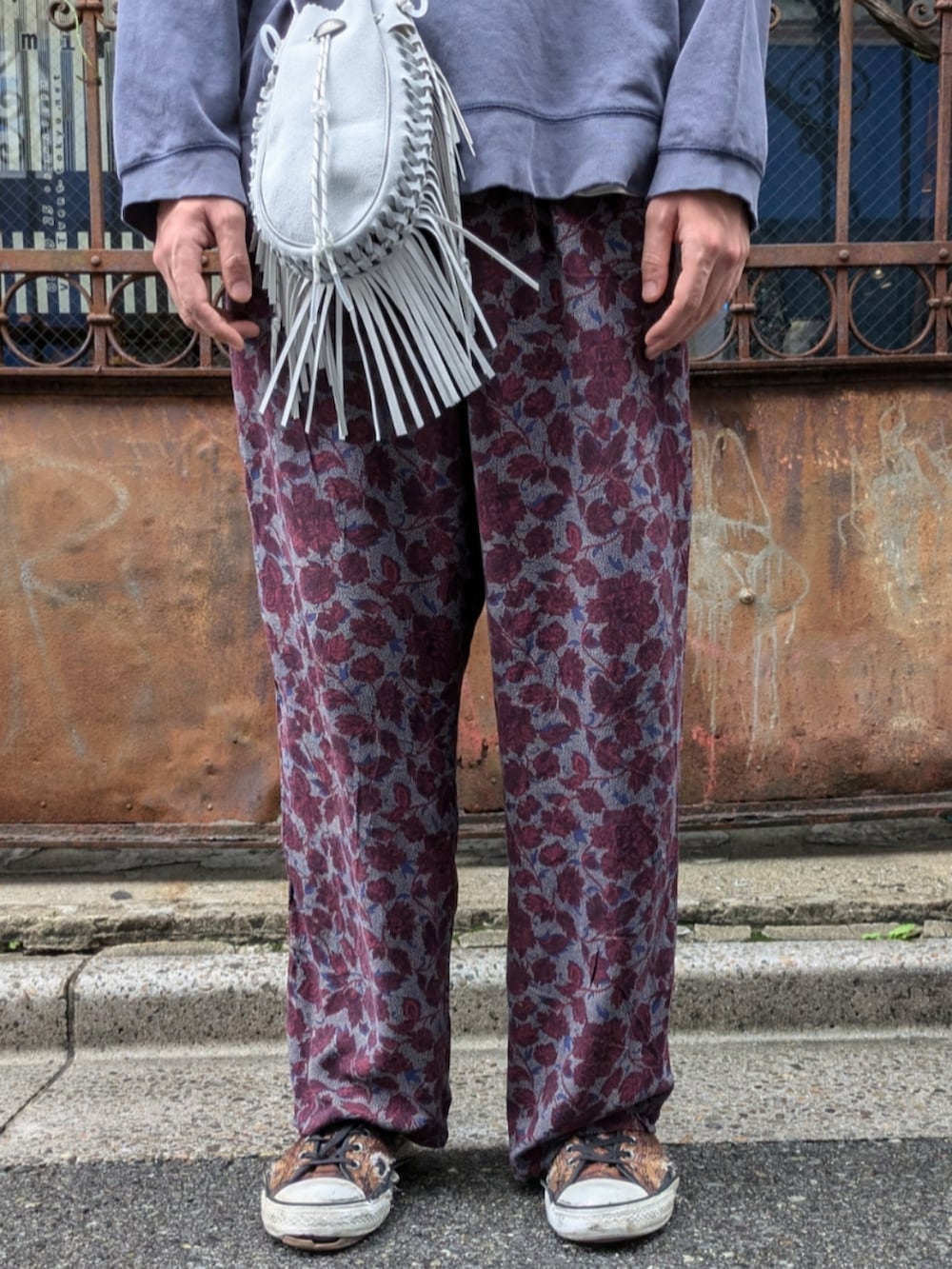 ブルー系のスウェットを着用したメンズの秋コーディネートの4枚目の写真