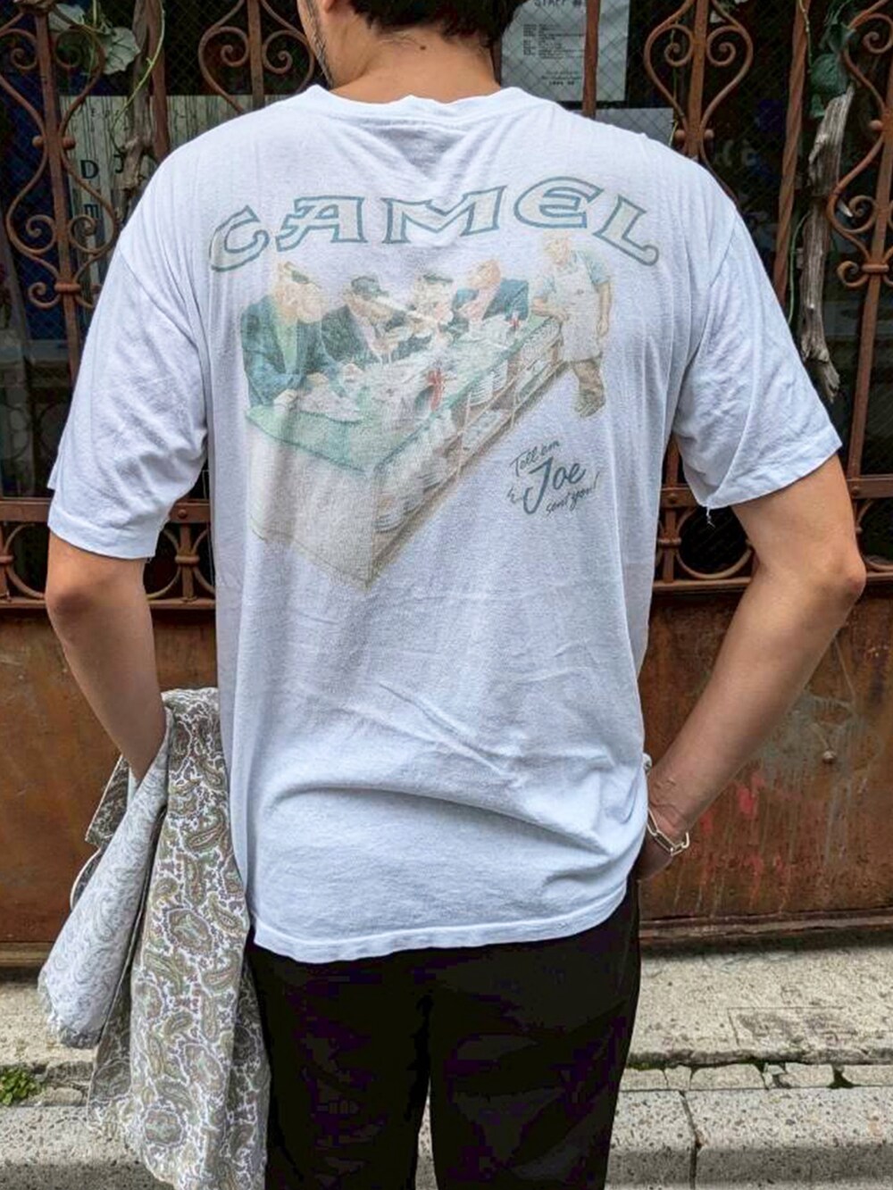 ホワイト系のTシャツ/カットソーを着用したメンズの夏コーディネートの3枚目の写真