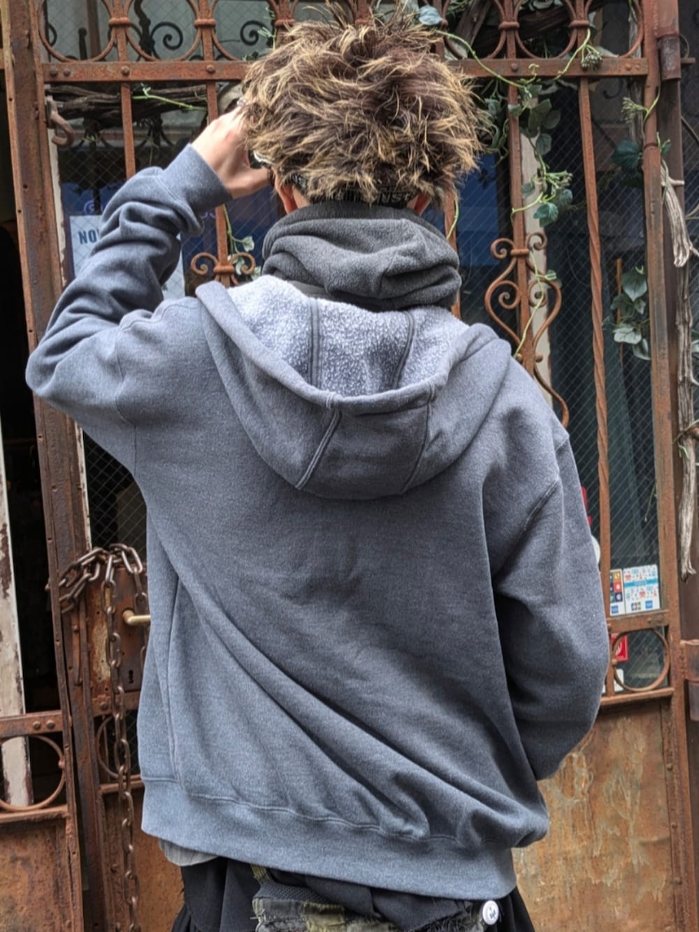 グレー系のパーカーを着用したメンズの秋コーディネートの3枚目の写真