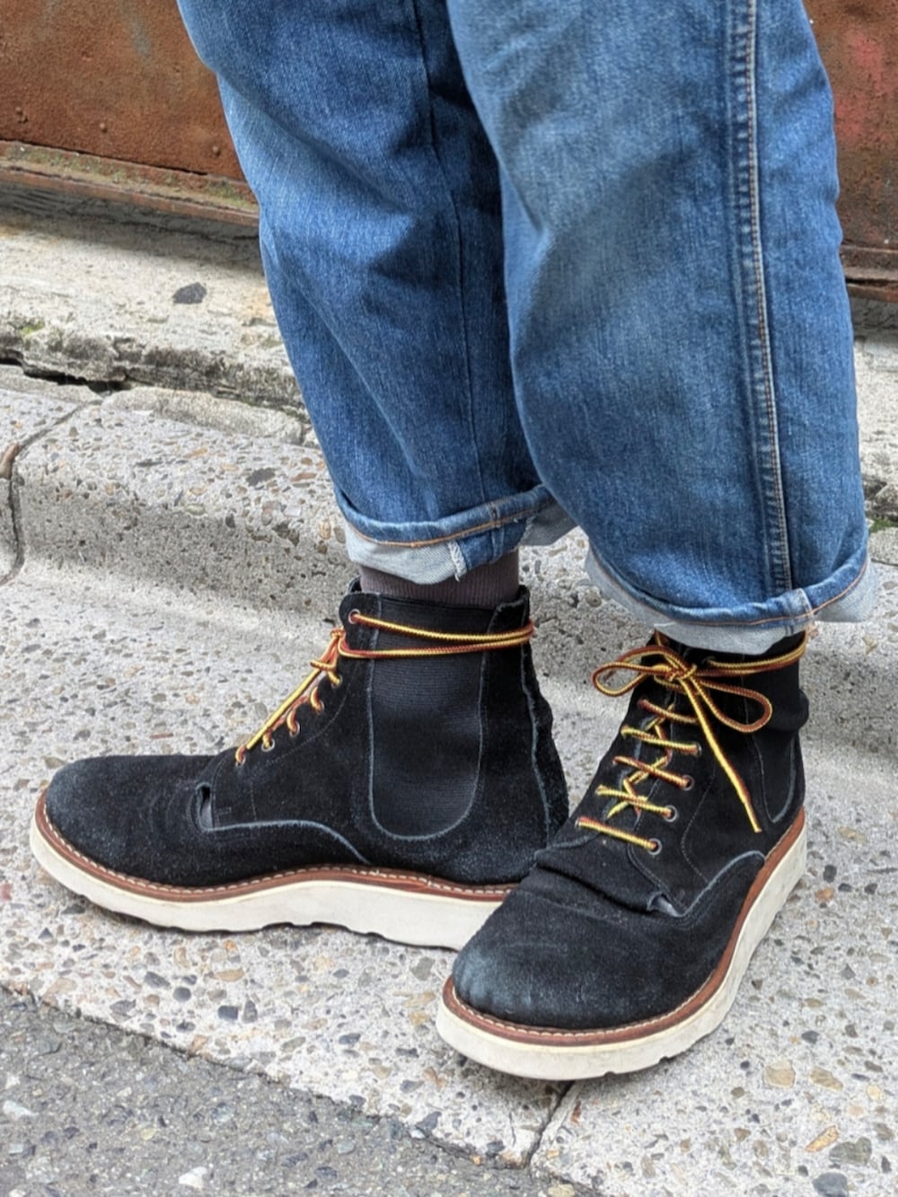 グレー系のブルゾンを着用したメンズの秋コーディネートの5枚目の写真