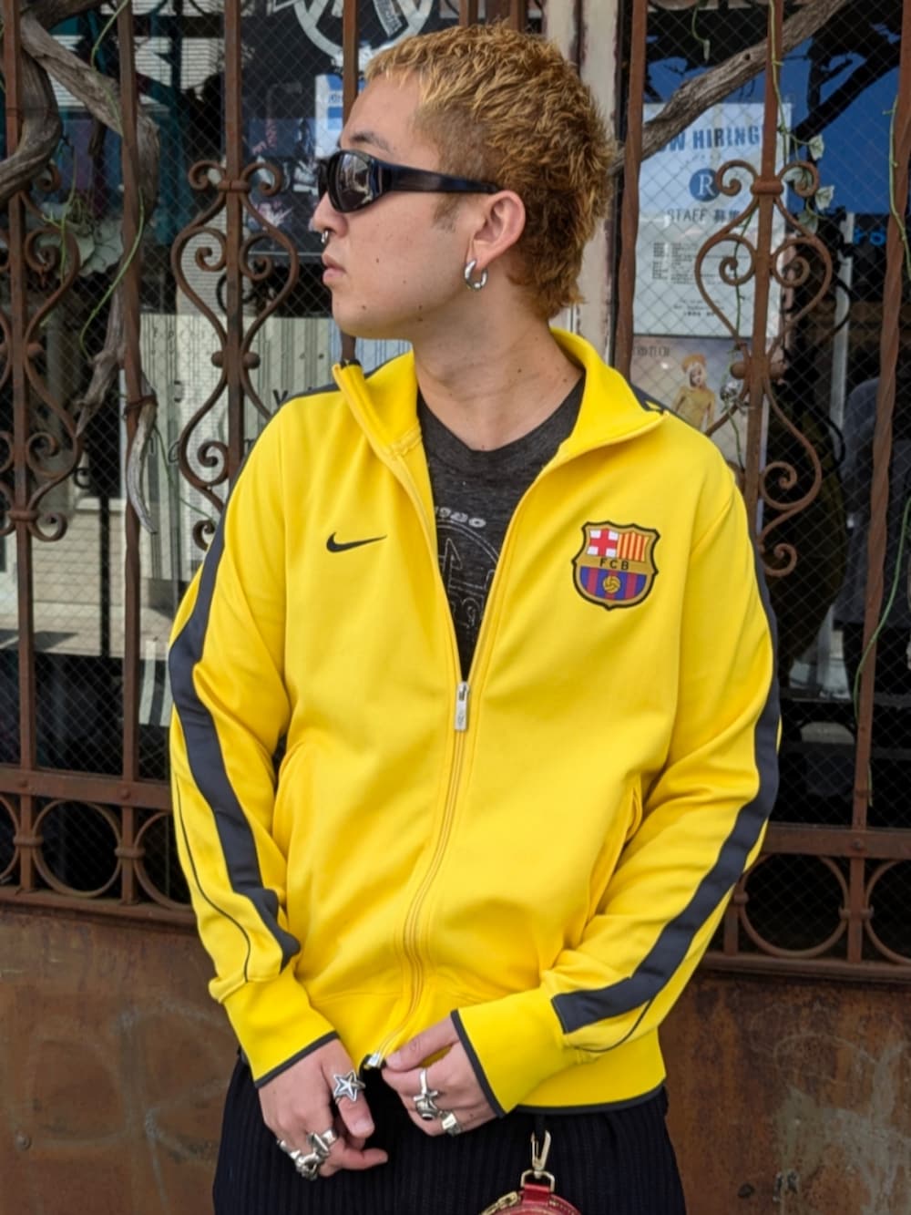 イエロー系のジャージを着用したメンズの秋コーディネートの2枚目の写真