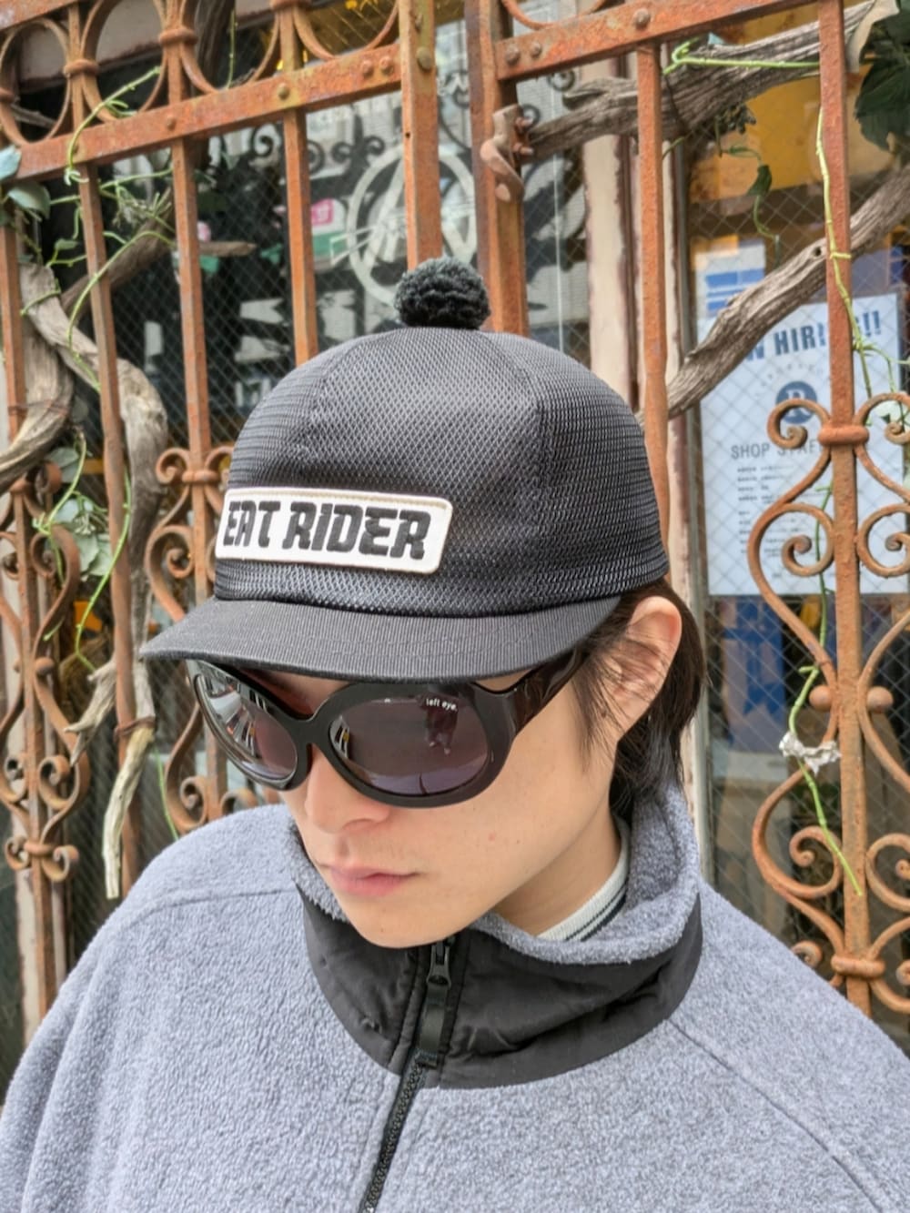 グレー系のブルゾンを着用したメンズの秋コーディネートの3枚目の写真